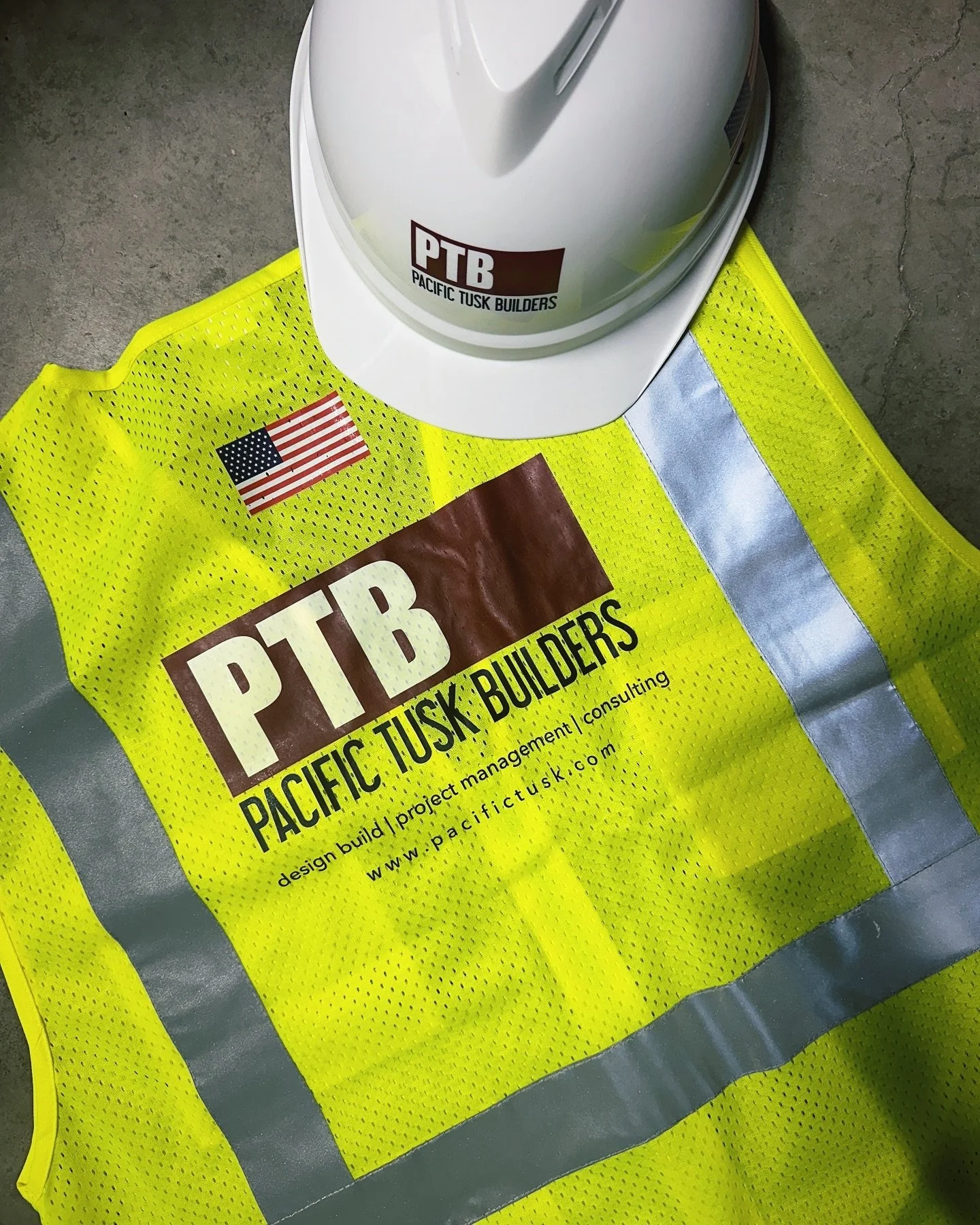 Freshly printed #hardhats and #safetyvests for our long time clients @pacifictuskbuilders out of Newport Beach, CA.

#safetyequipment #safetyfirst #contractor #contractorschoice #contractorprinting #construction #builders #constructionapparel #custom
