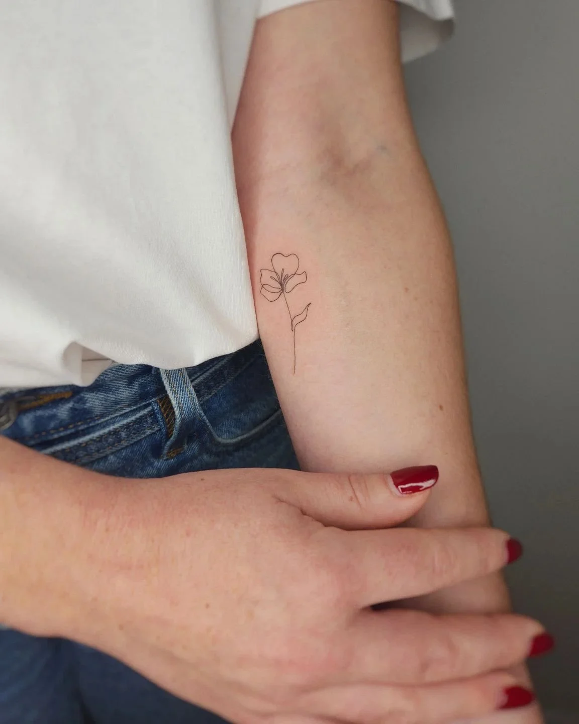 Petite fleur minimaliste one line pour &Eacute;milie. Merci ! 🤍 

#minimalisttattoomtl #tinytattoos #tatouagedelicat