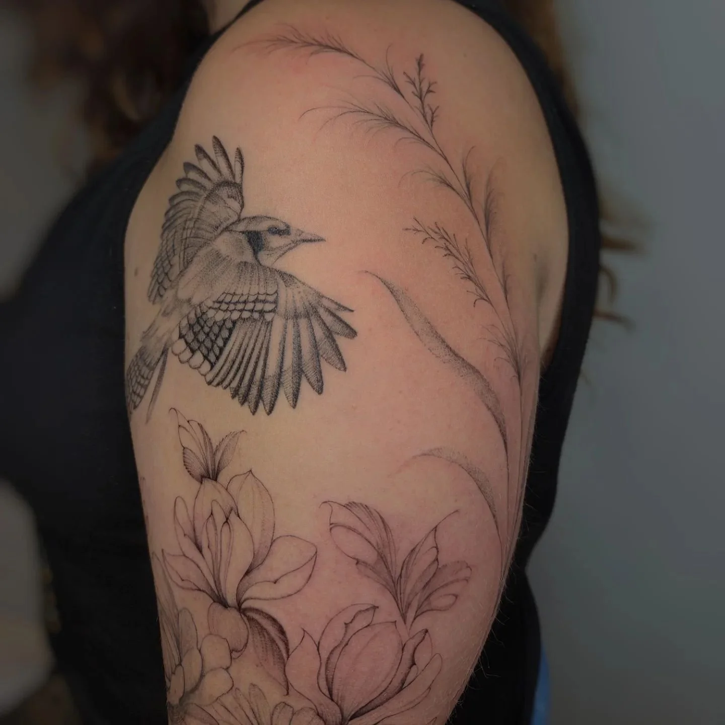 Plus de deux ans entre nos deux s&eacute;ances. Elle est tomb&eacute;e enceinte, et ensuite c'&eacute;tait mon tour haha. Quelques retourches ici et l&agrave; et il nous reste des feuilles &agrave; venir freehand en haut du geai bleu. Le haut du bras