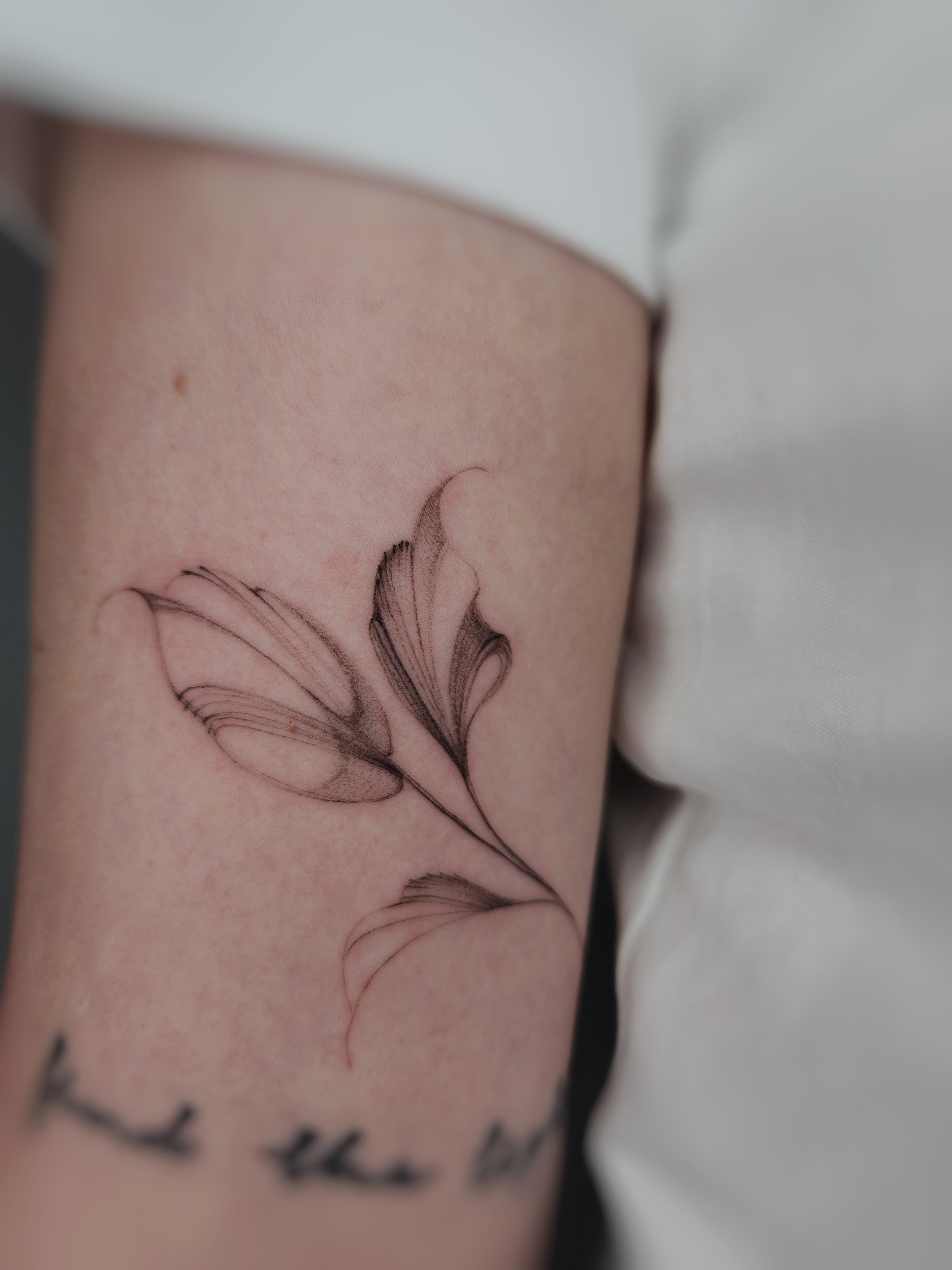 Feuilles entourant le bras naturellement.