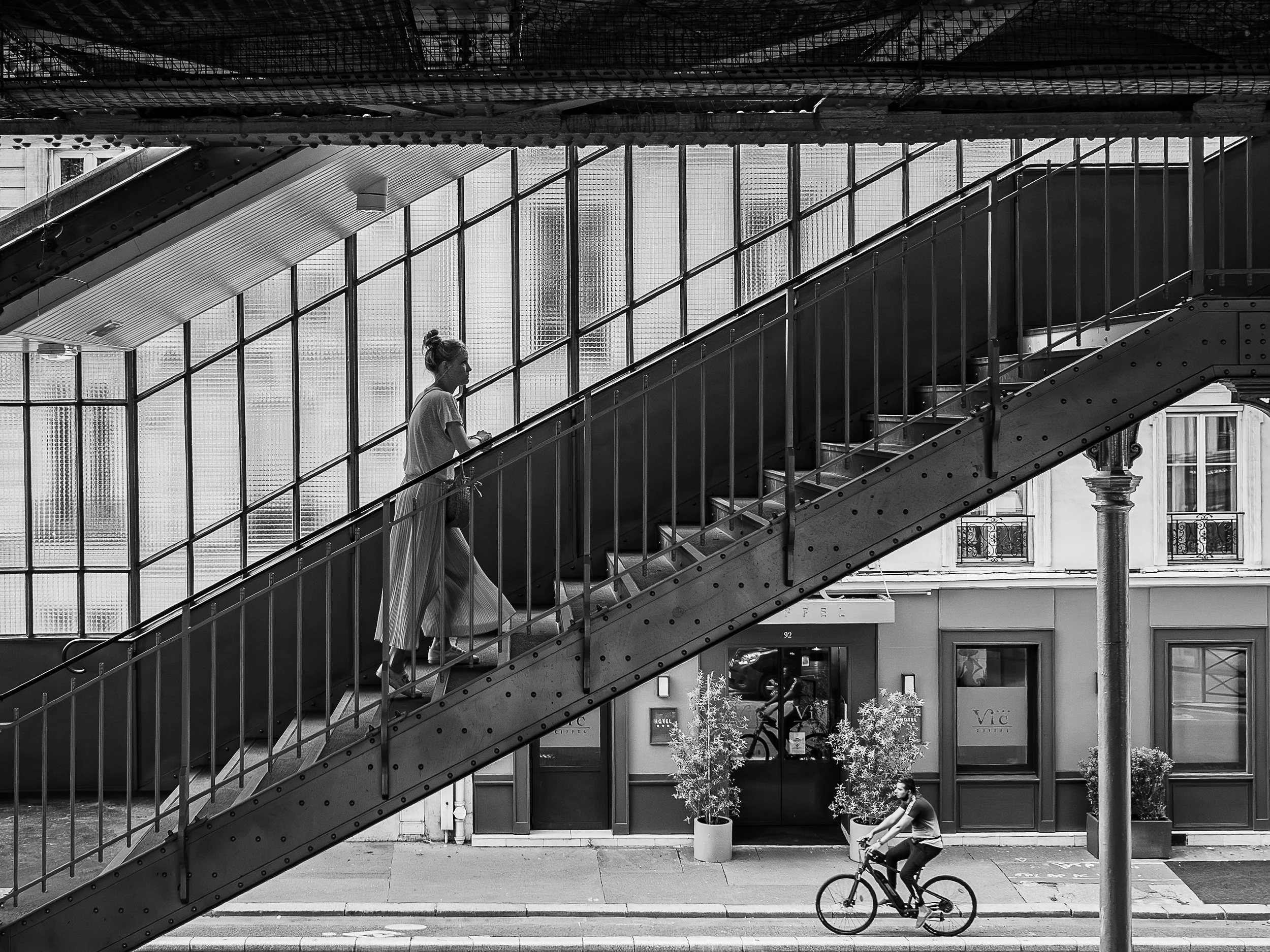 Crossing - Paris - Black and white  - Streetphotography - Credits @ Greg Brisset
