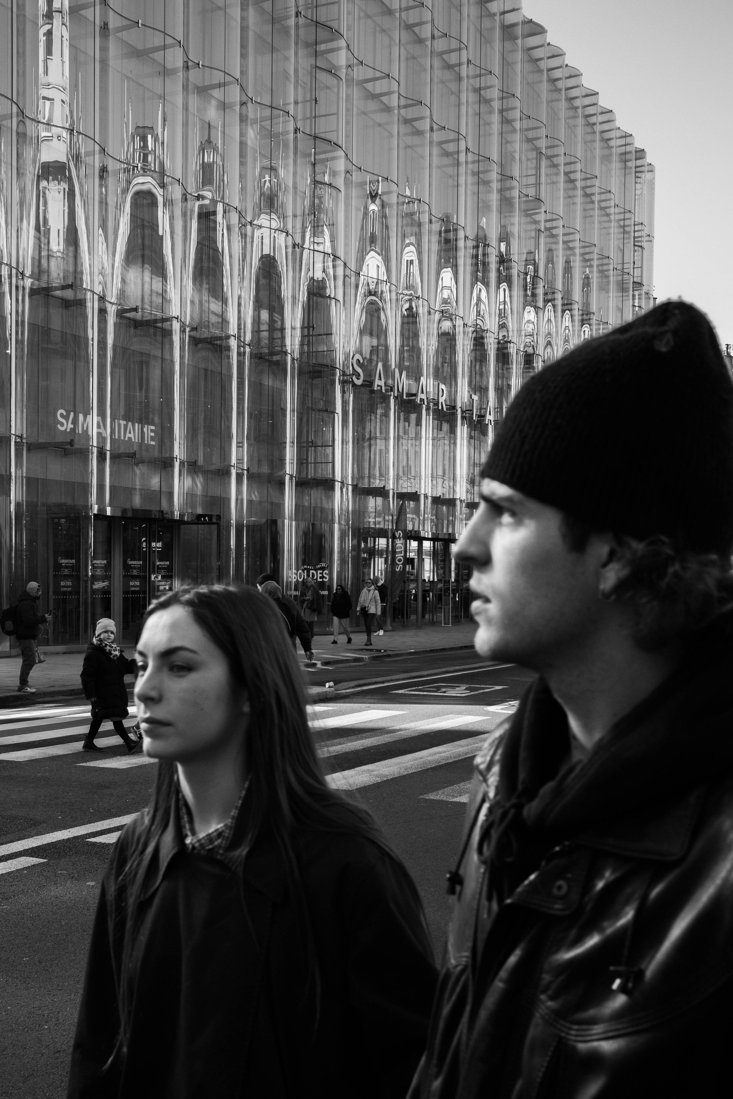 Couple in Rivoli  - Paris - Black and white - Streetphotography - Credits @ Greg Brisset