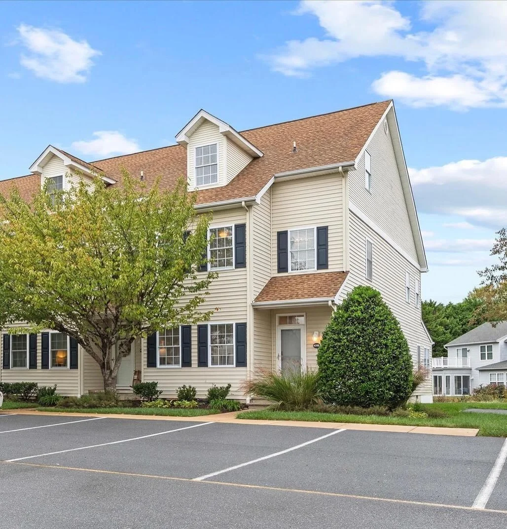 🏡✨ Fantastic Opportunity in Captiva Sands - Coastal Living at Its Best! ✨🏡
Discover this spacious and beautifully maintained 5-bedroom, 4.5-bath end-unit townhome in the highly sought-after Captiva Sands, part of the Eagles Landing community in Reh