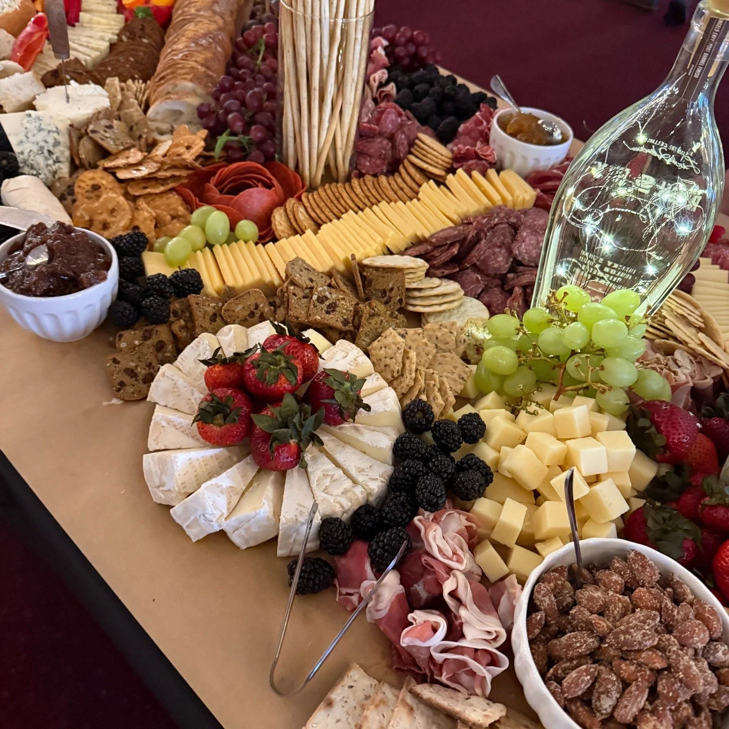 Your charcuterie board called&hellip; it wants Vermont Salumi on it. 😎🧀🥓
Whether you're snackin' solo or showing off to friends, these tasty little slices of magic bring the wow.

#VermontSalumi #CharcuterieBoard #SnackBetter #LocalFoodVT #Vermont