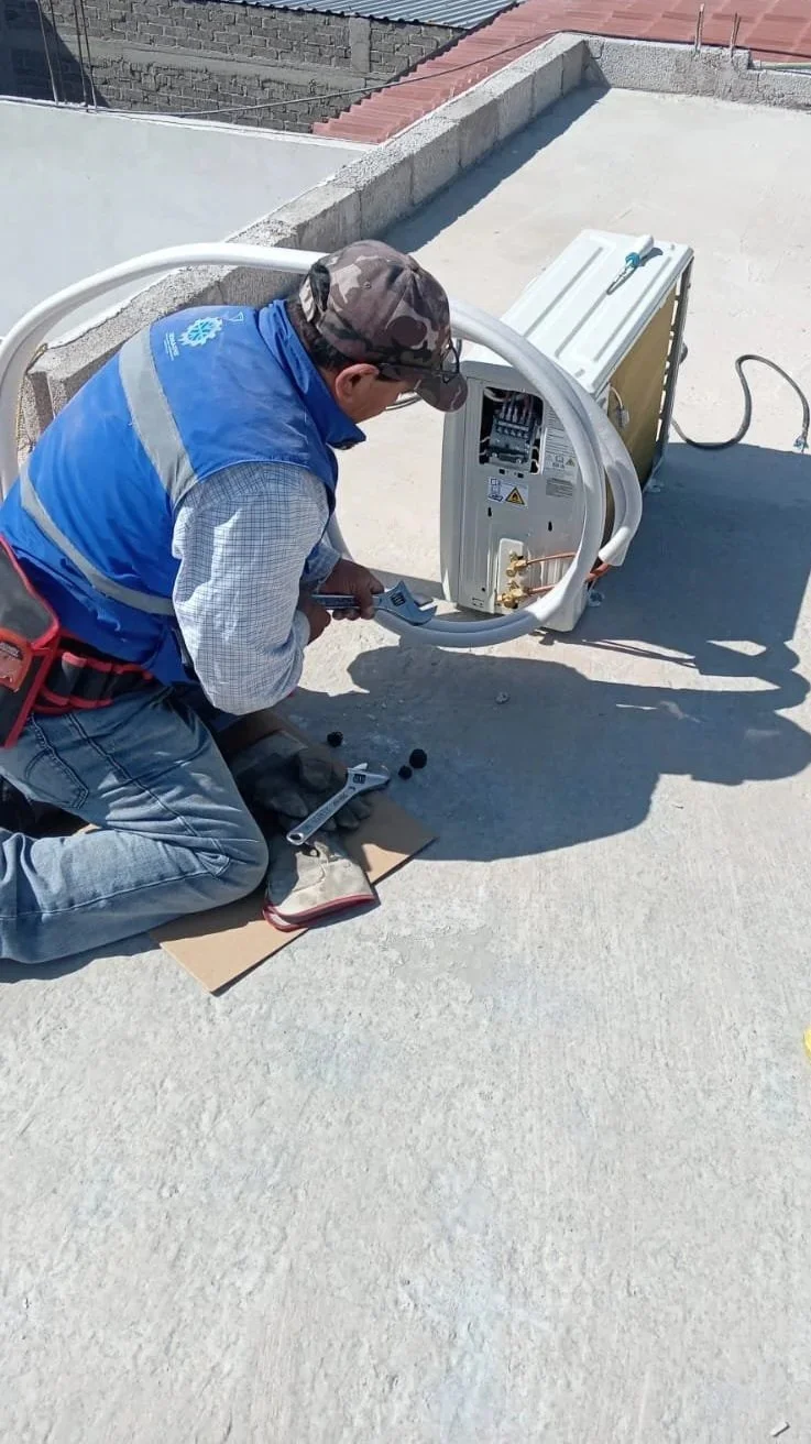 Instalación de minisplit de 1 tonelada, marca Carrier