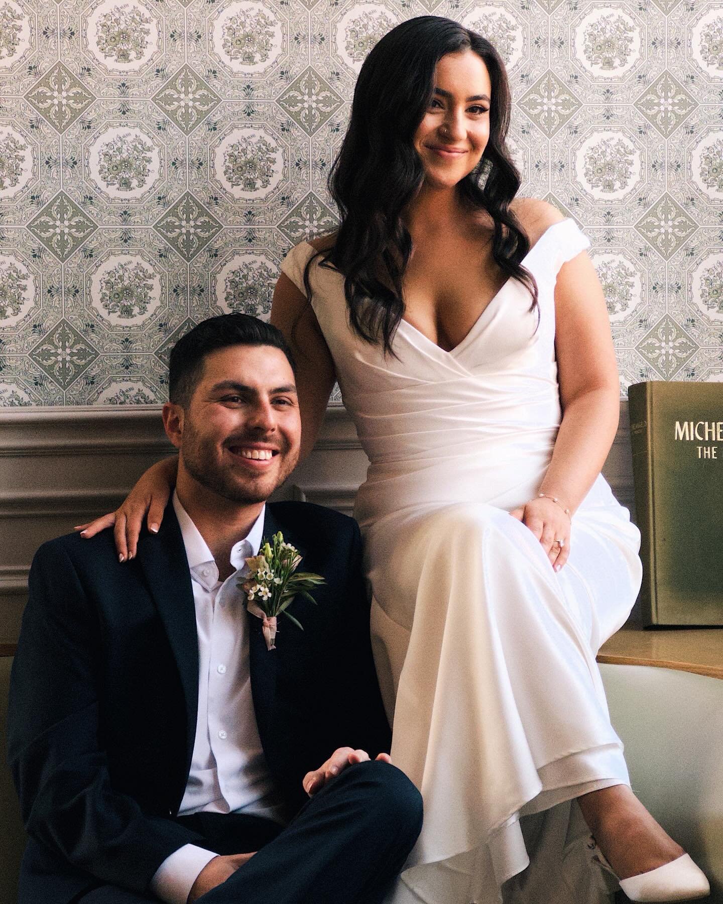 it&rsquo;s all about the behind the scenes iphone pics for us 📸 some of our faves from l + e&rsquo;s wedding day 🤍 

#wedding #bridesmaids #bridetobe #brideandgroom