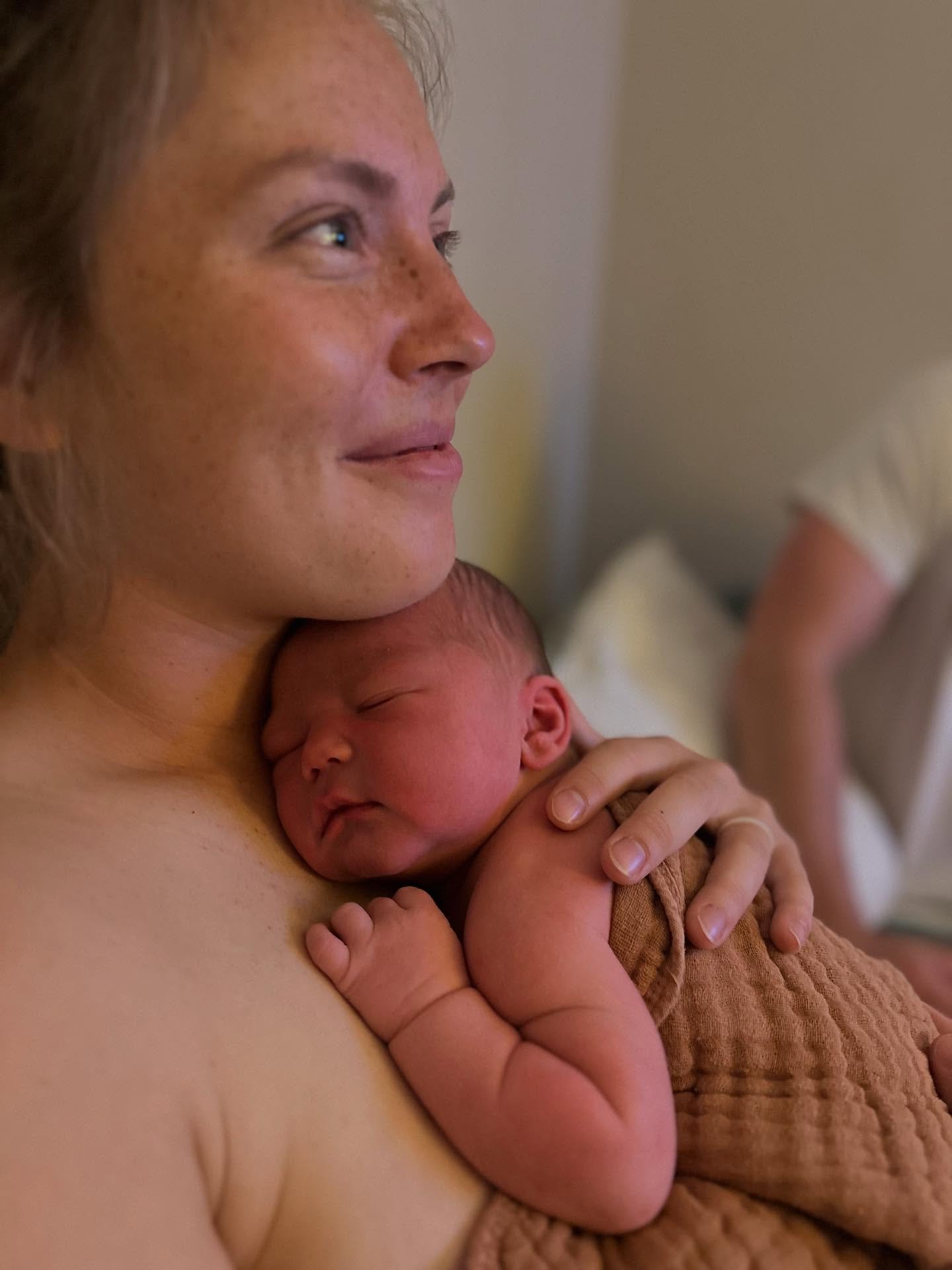 Arriving to a 24 hour postpartum visit to find this mama and baby absolutely thriving. 

Soaking in all the baby cuddles and reminiscing on the most beautiful birthing-day. We love being able to provide care for mama and baby in their home where they
