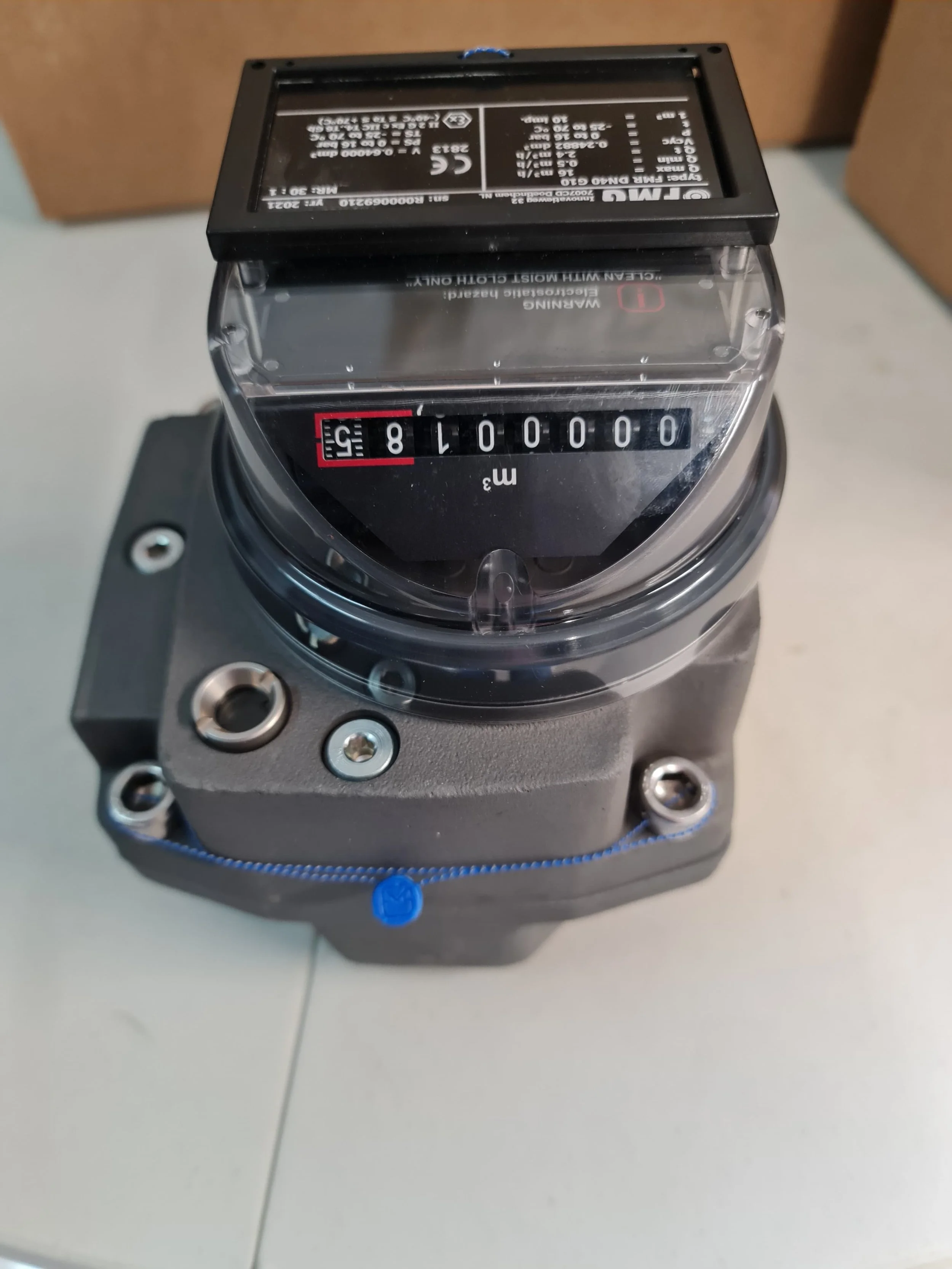 Contador de agua digital en color negro desde arriba, con pantalla digital y número de lectura 000017.5 metros cúbicos.