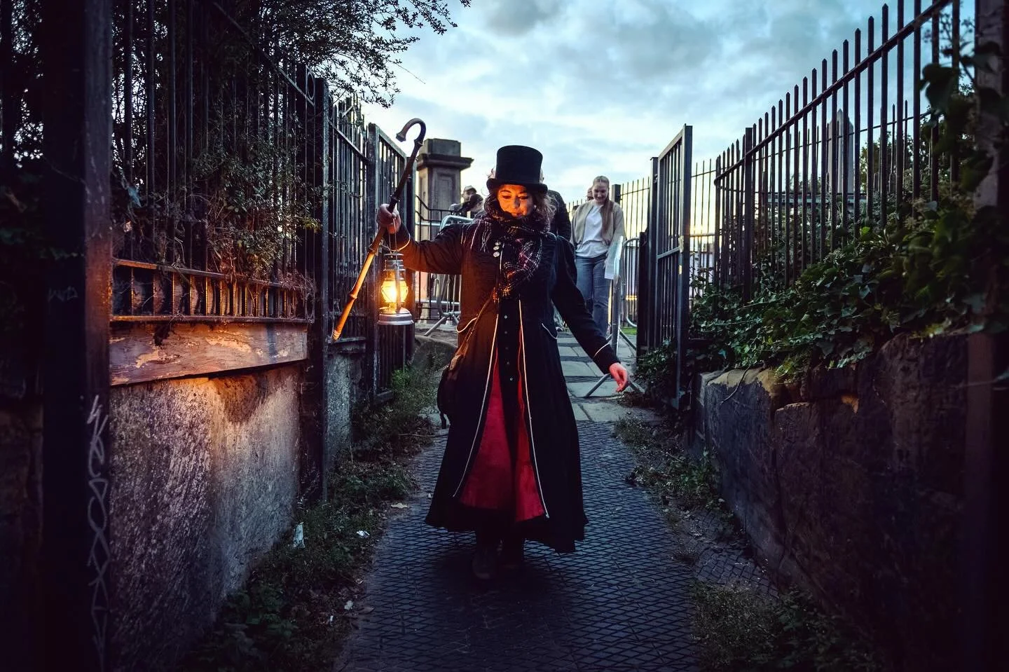 #ShiverpoolCommunitySpirit 👻 

Bloody Brilliant Street Theatre Shenanigans on a WickedWednesday with the gorgeous gang @rainbowtoffees 🌈 &amp; Shiverpool&rsquo;s ChillerBlack 🎩 Captured beautifully by the acrobatic @dave_brownlee 📸 Thankyou for j