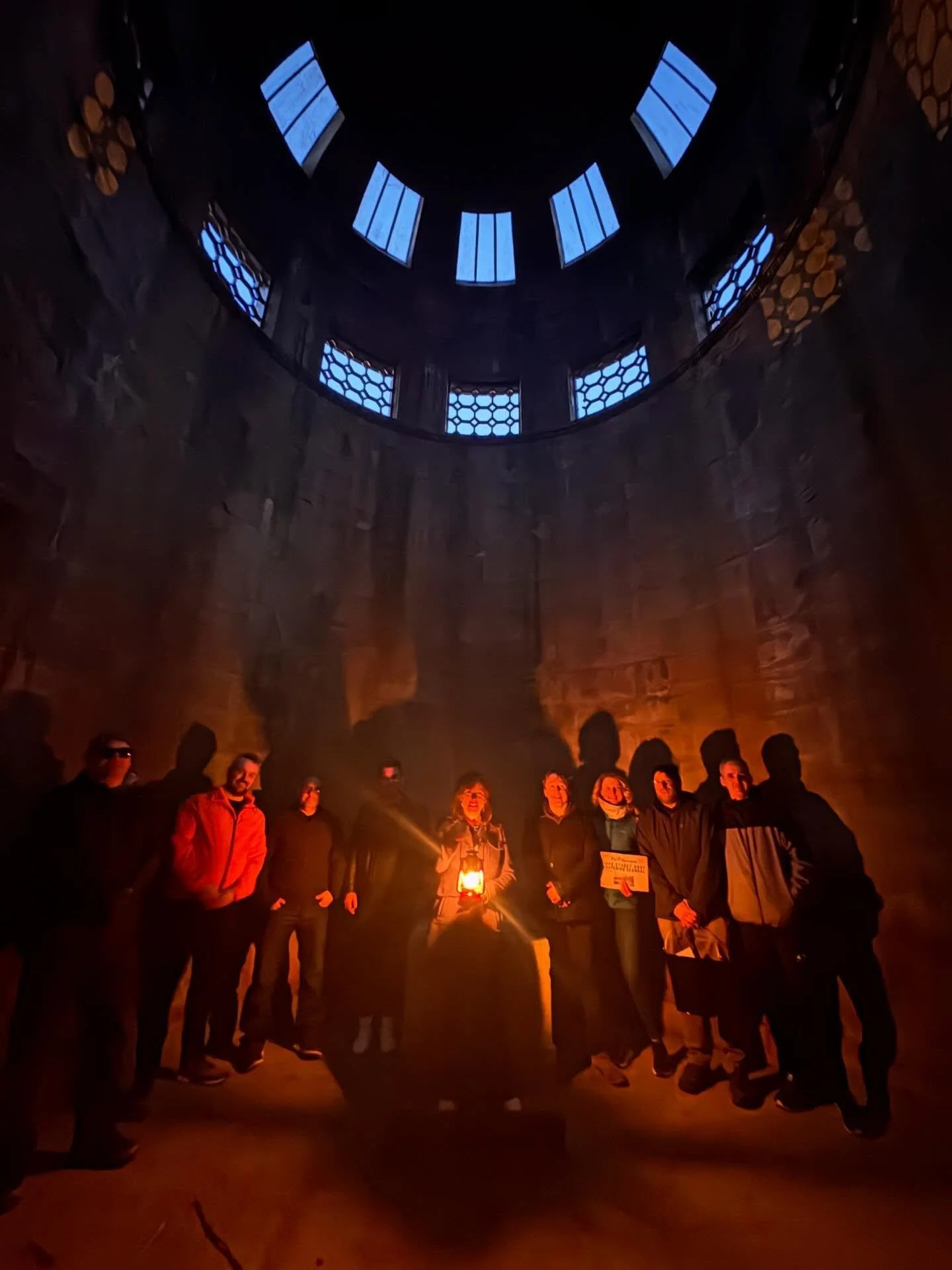 Wonderfully Wicked little Wednesday Jaunt with a #privatetour for @acdlabs Exploring Secret Cemeteries and Hidden Haunted Histories too 🪏🕳️🪦 ⚰️👻

🌺 Gather Ye Rose Buds while Ye May! 🌺 
Join us for Performance, Philosophy and Play!

🎟👇🏻 BOOK 