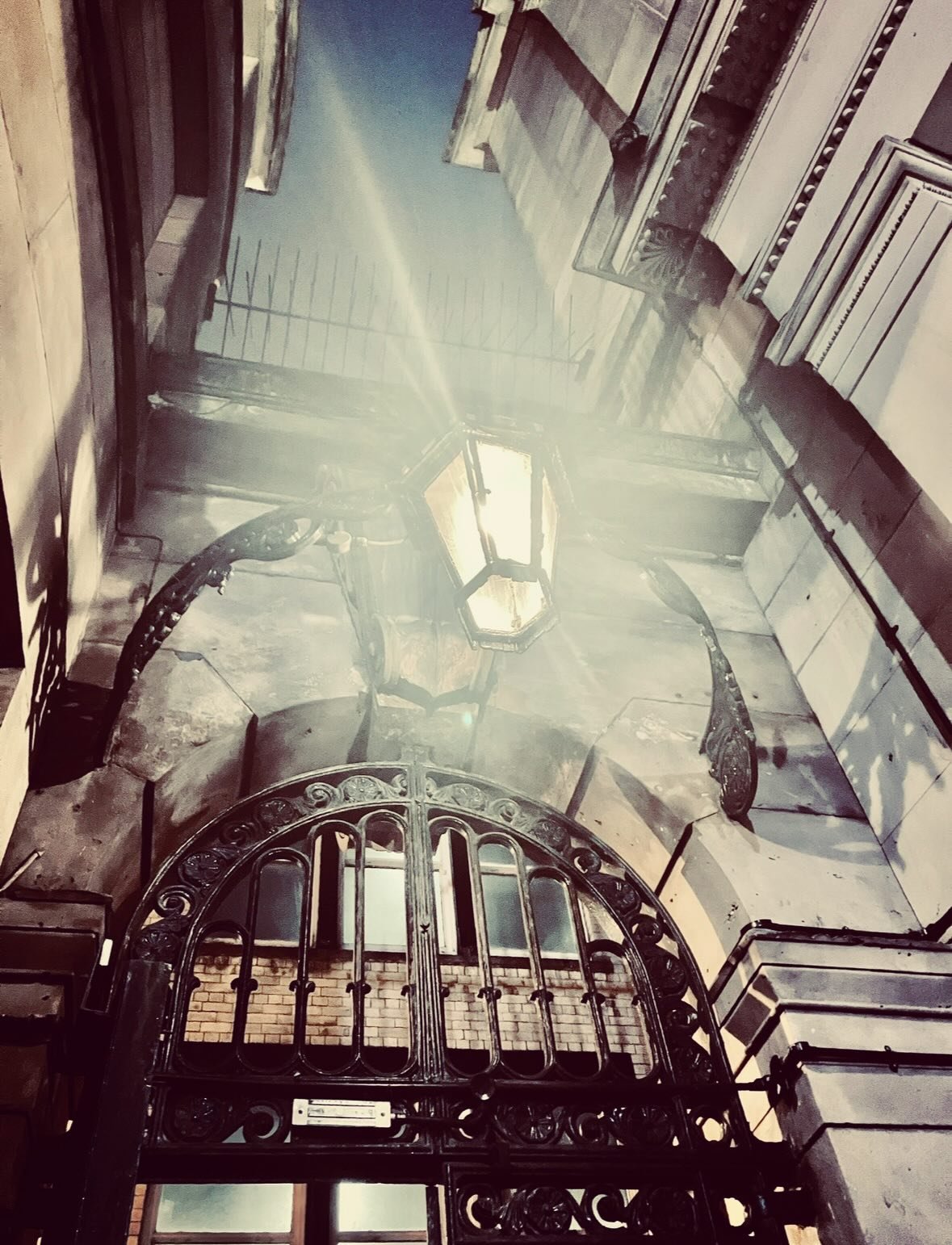 This Week&rsquo;s Shiverpool Tours Coming Up&hellip;

💀 Thurs | Hope Street Shivers @ 7PM
💀 Sat | Hope Street Shivers @ 7PM
💀 Sun &pound;13 Special | Hope Street Shivers 6PM

🌺 Gather Ye Rose Buds while Ye May! 🌺 
Join us for Performance, Philos