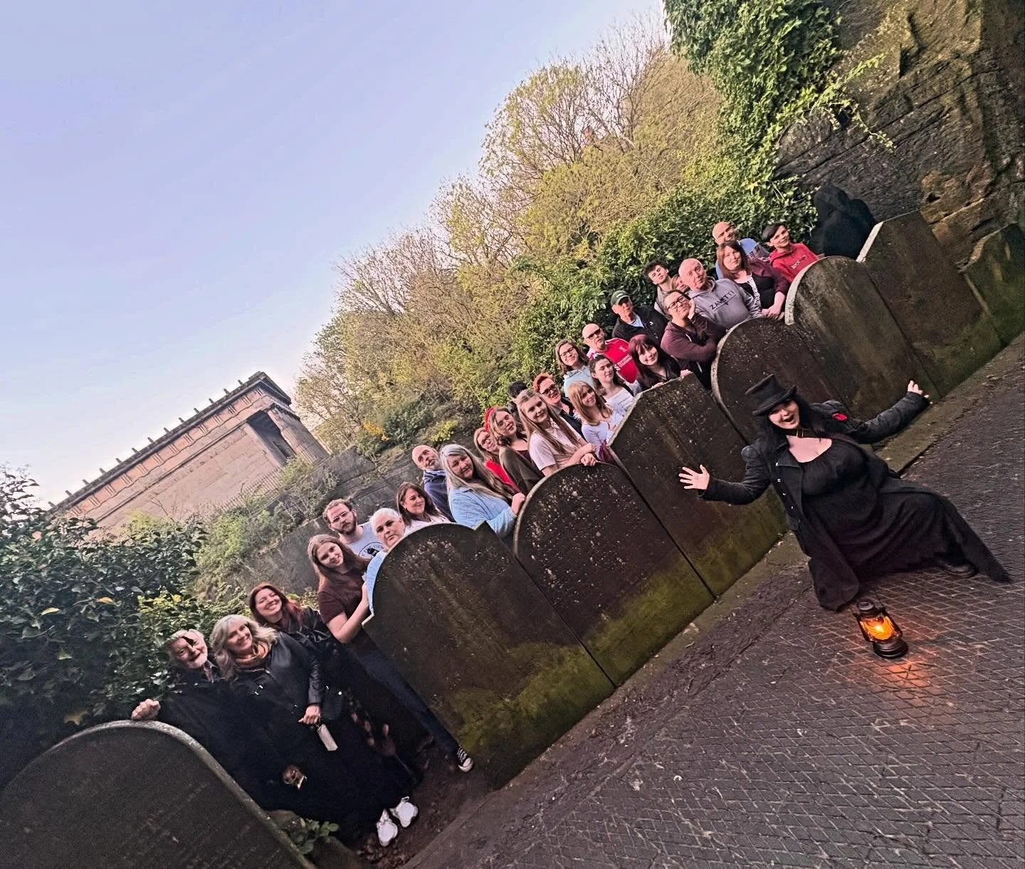 As the sun set into a golden yolk 🌞🌙 we sauntered into the shadows of St James Cemetery, with bats circling and the magical spring plashing about we pranced the danced till it was dark 🎩 Saturday night spent splendidly 🦇

🌺 Gather Ye Rose Buds w