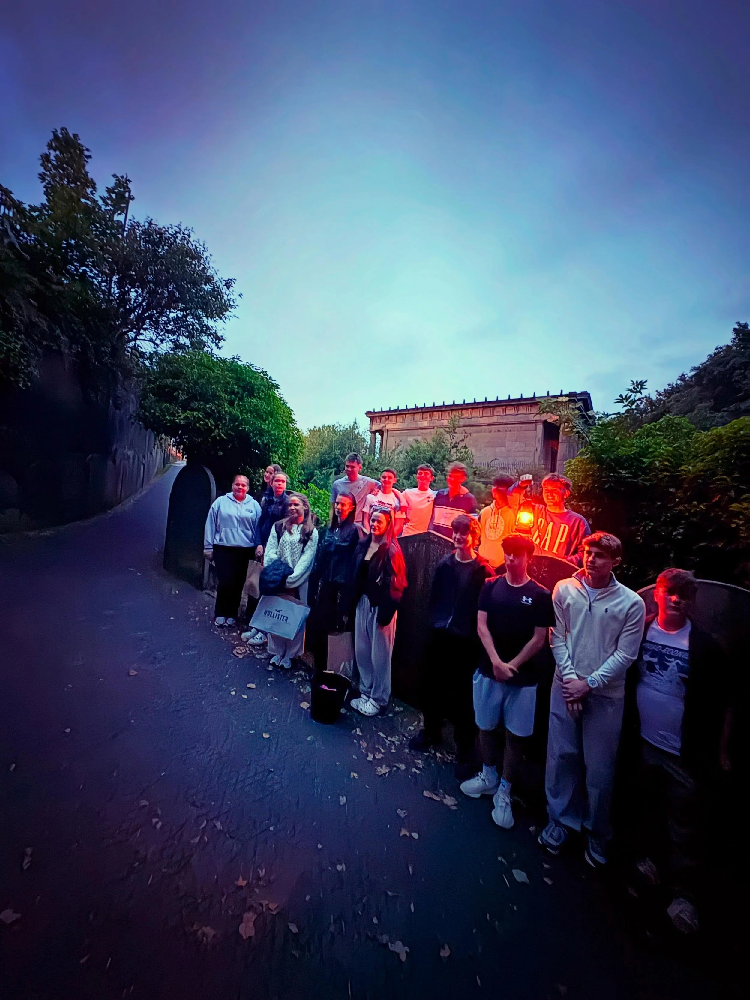 Monday&rsquo;s Child was full of Fun Frights and City Sights 🎩 The Gory Story History Tour with Ghostly Goings-on! Hoorah and hooray to our Scottish 🏴󠁧󠁢󠁳󠁣󠁴󠁿 fiendish friends 🦇 Thankyou for joining us on a Bespook Private tour ⚰️ 

🎟️ BOOK D