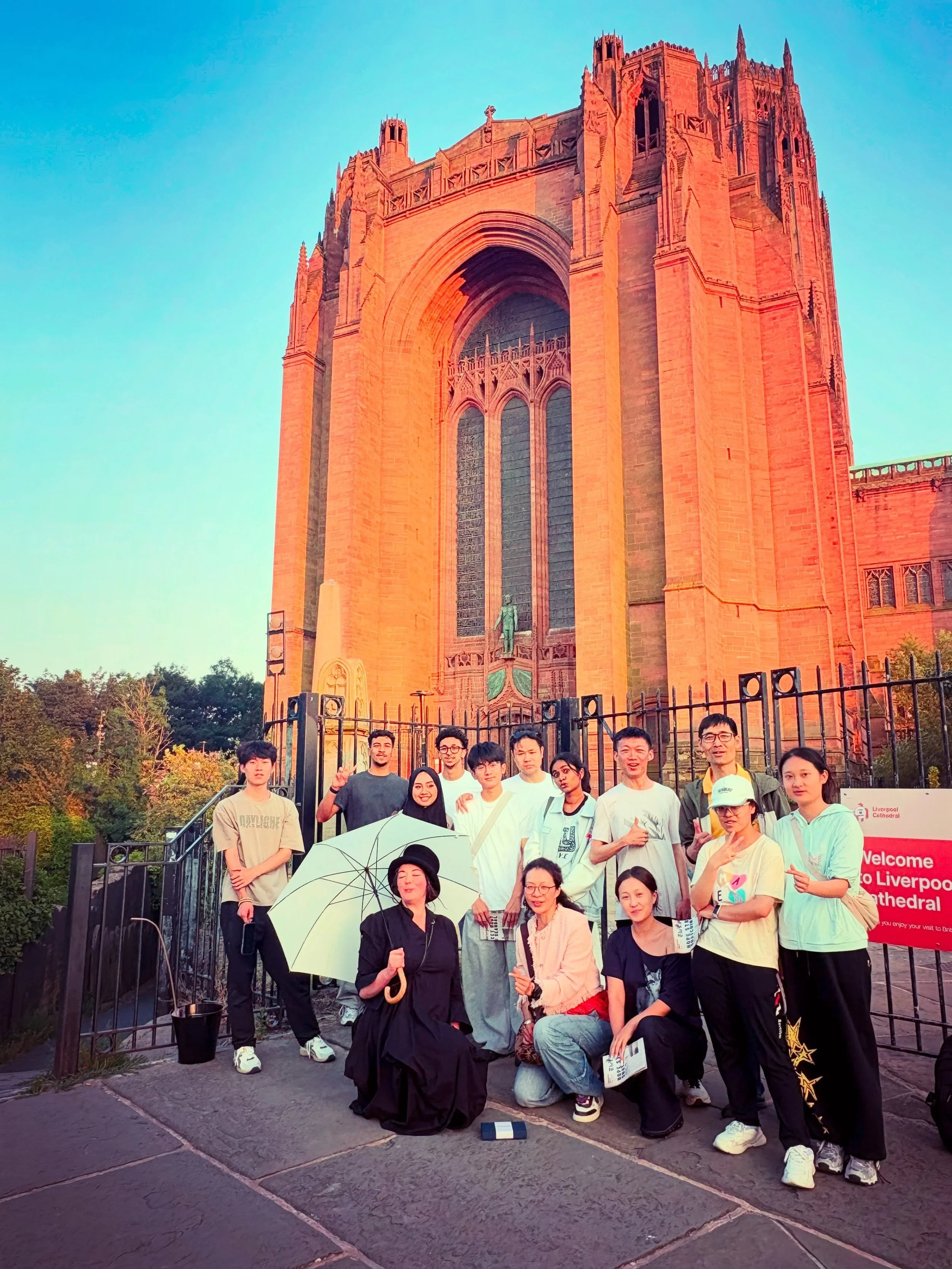 #PrivateTour with @LJMU International students&hellip; Calling China 🇨🇳 Egypt 🇪🇬 Qatar 🇶🇦 Malaysia 🇲🇾 Such a sublime evening exploring Hope Street, Cathedrals and cemetery stuff too - delightful night 🪦 

Thankyou for joining us 👻

The Summ