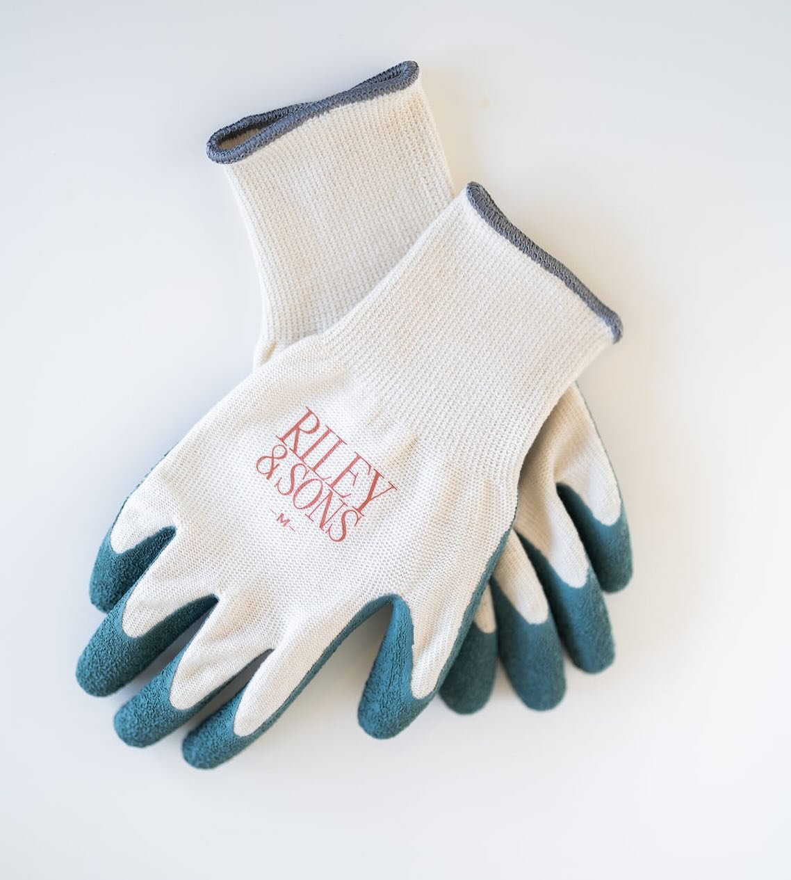 By gardeners, for gardeners. 

🌱FSC certified natural rubber latex is super thick, durable and has a grip that makes weeding a walk in the park.

🌱GOTS certified organic cotton knit is soft against your skins and breathable for even the hottest sum