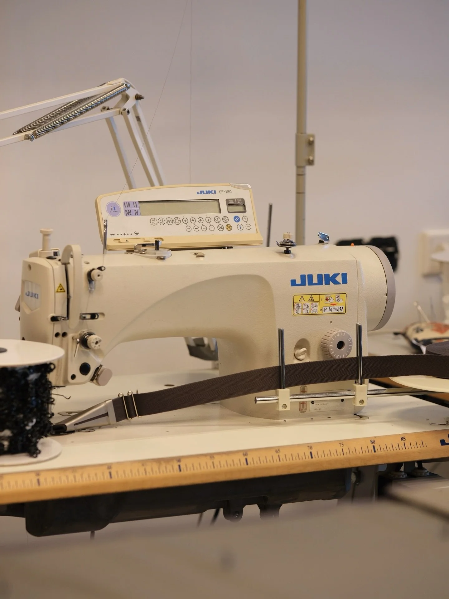 &Ouml;ll framlei&eth;sla Skermis fer fram &aacute; &Iacute;slandi og er l&ouml;g&eth;
&aacute;hersla &aacute; g&aelig;&eth;i og g&oacute;&eth;a &thorn;j&oacute;nustu. Birgjar Skermis eru
allir innan Evr&oacute;pu og eiga &thorn;a&eth; sameiginlegt a&