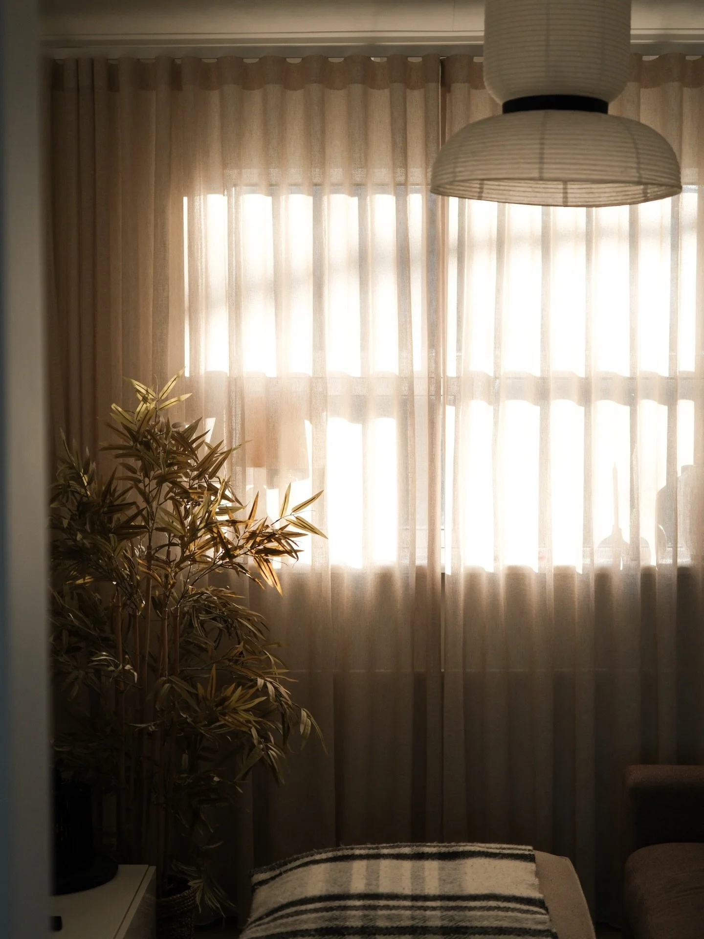 Falleg gluggatj&ouml;ld umbreyta r&yacute;minu og f&aelig;ra heimilinu hl&yacute;ju ✨ &THORN;etta efni heitir 5365.12