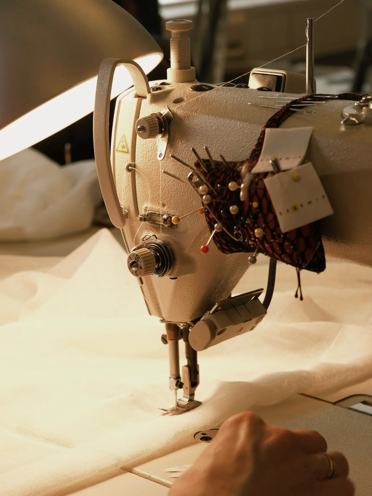 Bakvi&eth; tj&ouml;ldin &aacute; saumastofunni 🪡 &Ouml;ll framlei&eth;sla Skermis fer fram &aacute; &Iacute;slandi og er l&ouml;g&eth; &aacute;hersla &aacute; g&aelig;&eth;i og g&oacute;&eth;a &thorn;j&oacute;nustu.