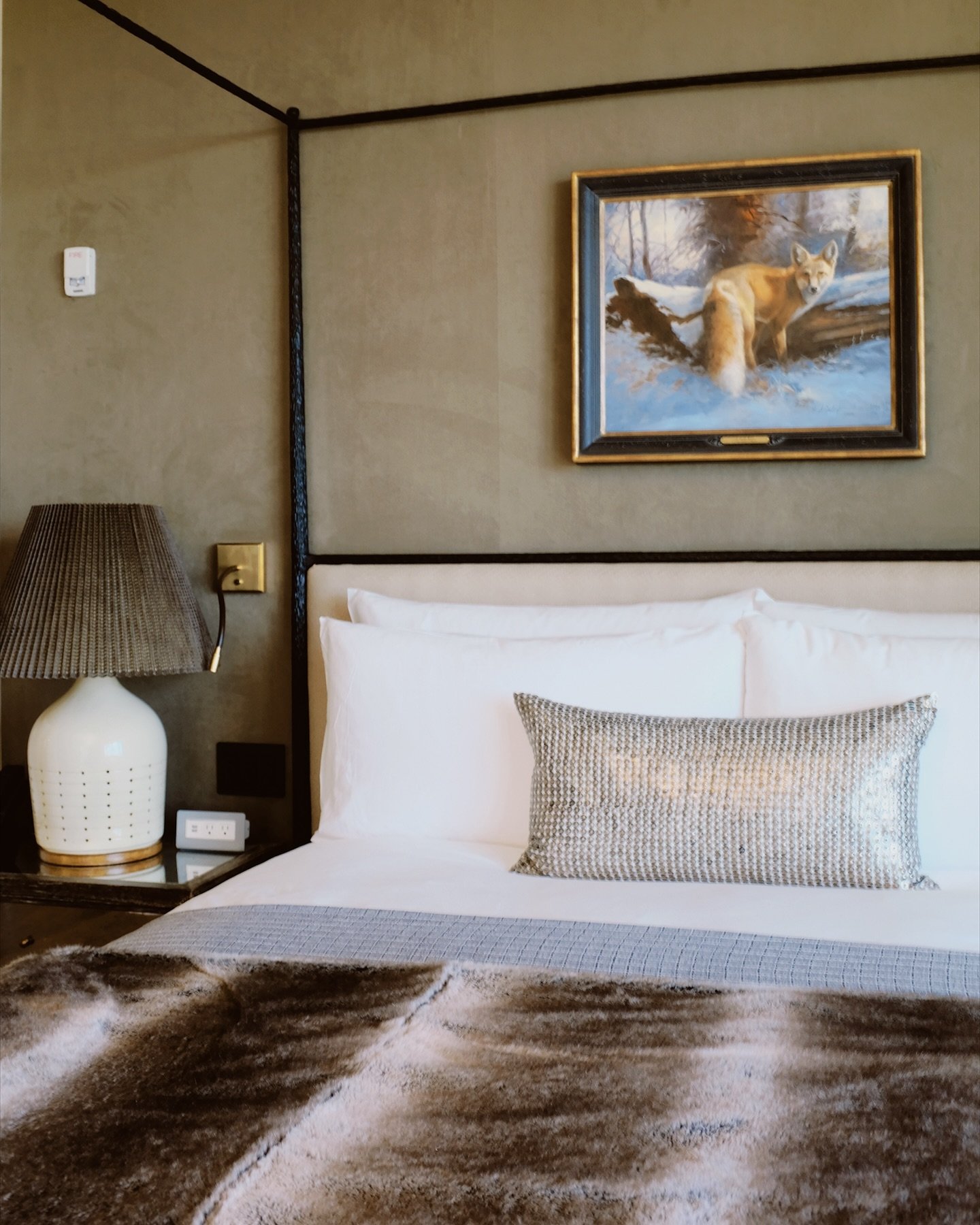 Beautiful details from last night&rsquo;s site visit at @bowiehouseauberge with fellow @hellofora travel advisors 😍 From the incredible artwork to the cozy bar and everything in between, Bowie House is ideal if you&rsquo;re looking for a luxury stay