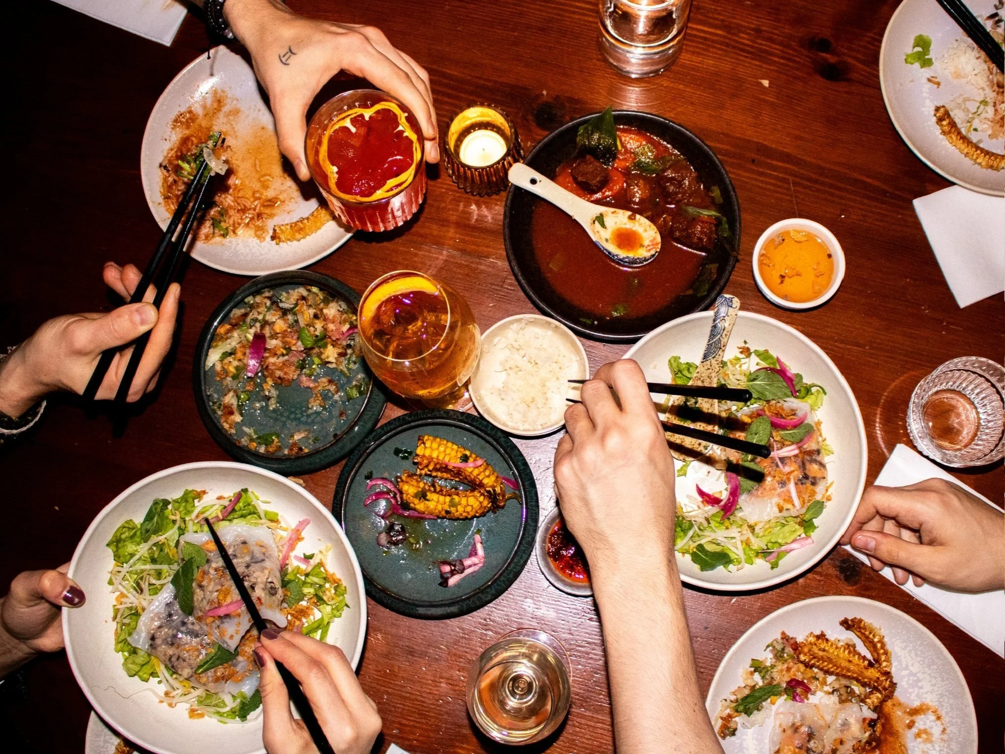Corn ribs, des cocktails comme le  Yung-Ba Sour, Bell Pepper Smah, des raviolis saigonais et le crunchy coco rice salade