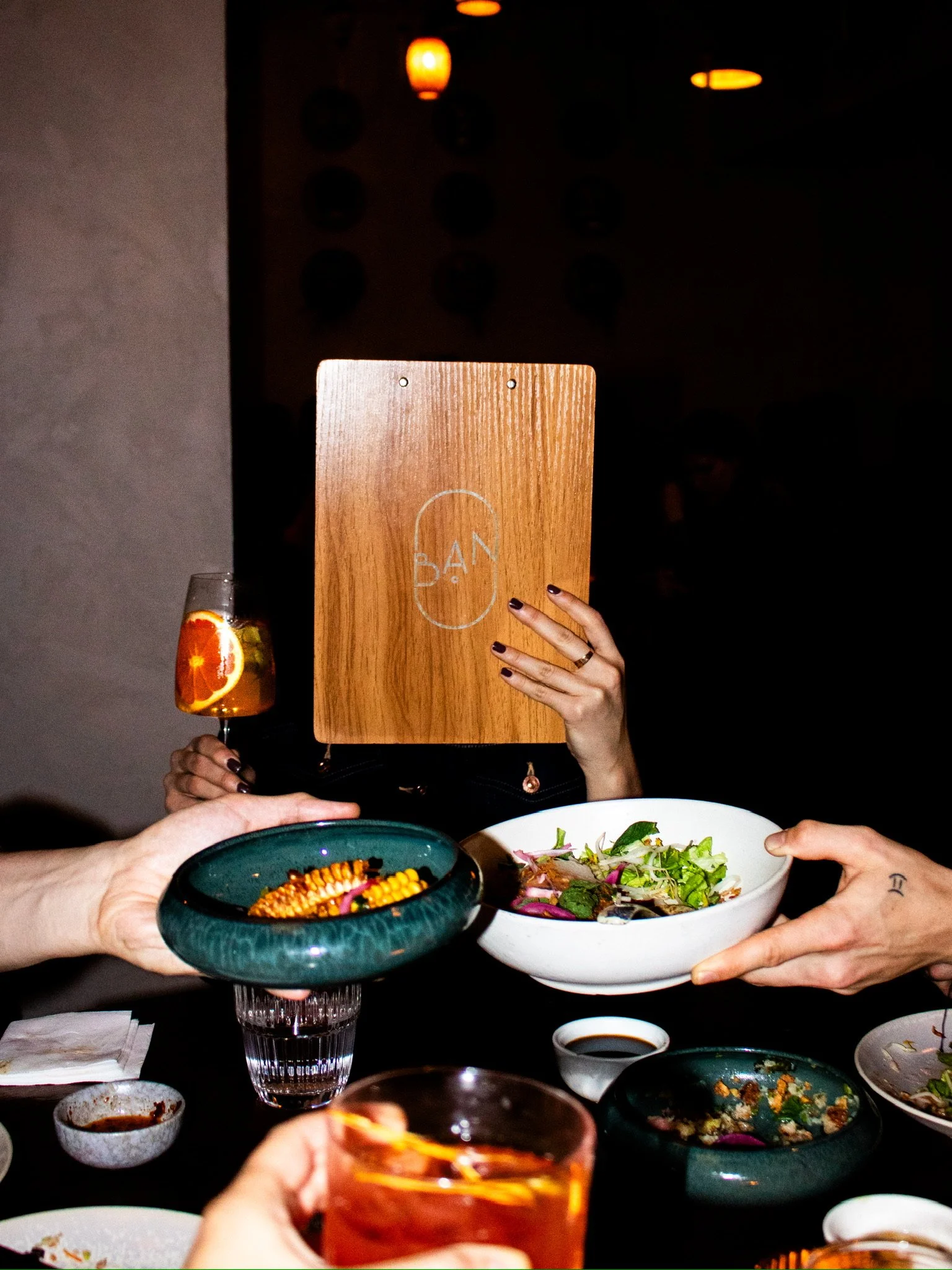 Repas avec nourriture vietnamienne et cocktails