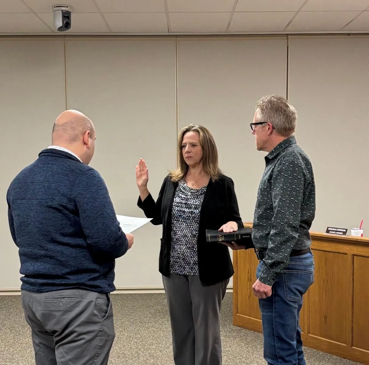 Deborah Everson is taking an oath of office in Watertown City Council chambers.