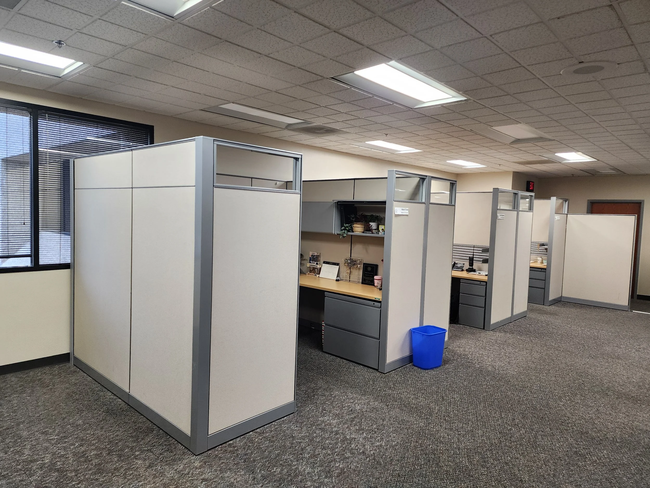 cubicle De-Installation before.jpg