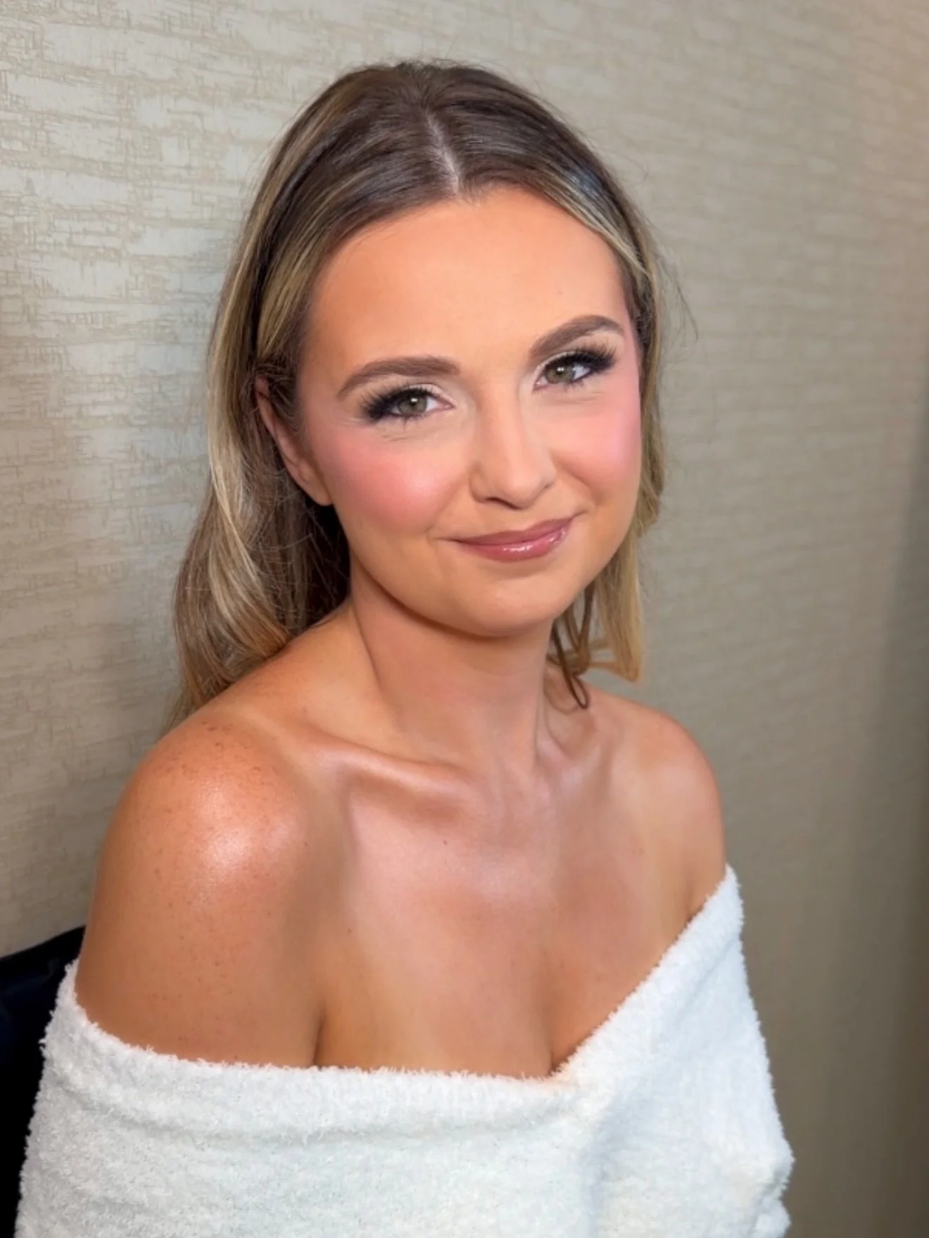 KELSIE💍🤍👰🏽&zwj;♀️ congratulations to the new Mrs! I&rsquo;ve done Kelsie&rsquo;s makeup sooooo many times but wedding day was my favorite glam yet 🫶🏻

she was absolutely killing it with her skin care leading up to the wedding and it showed! we 