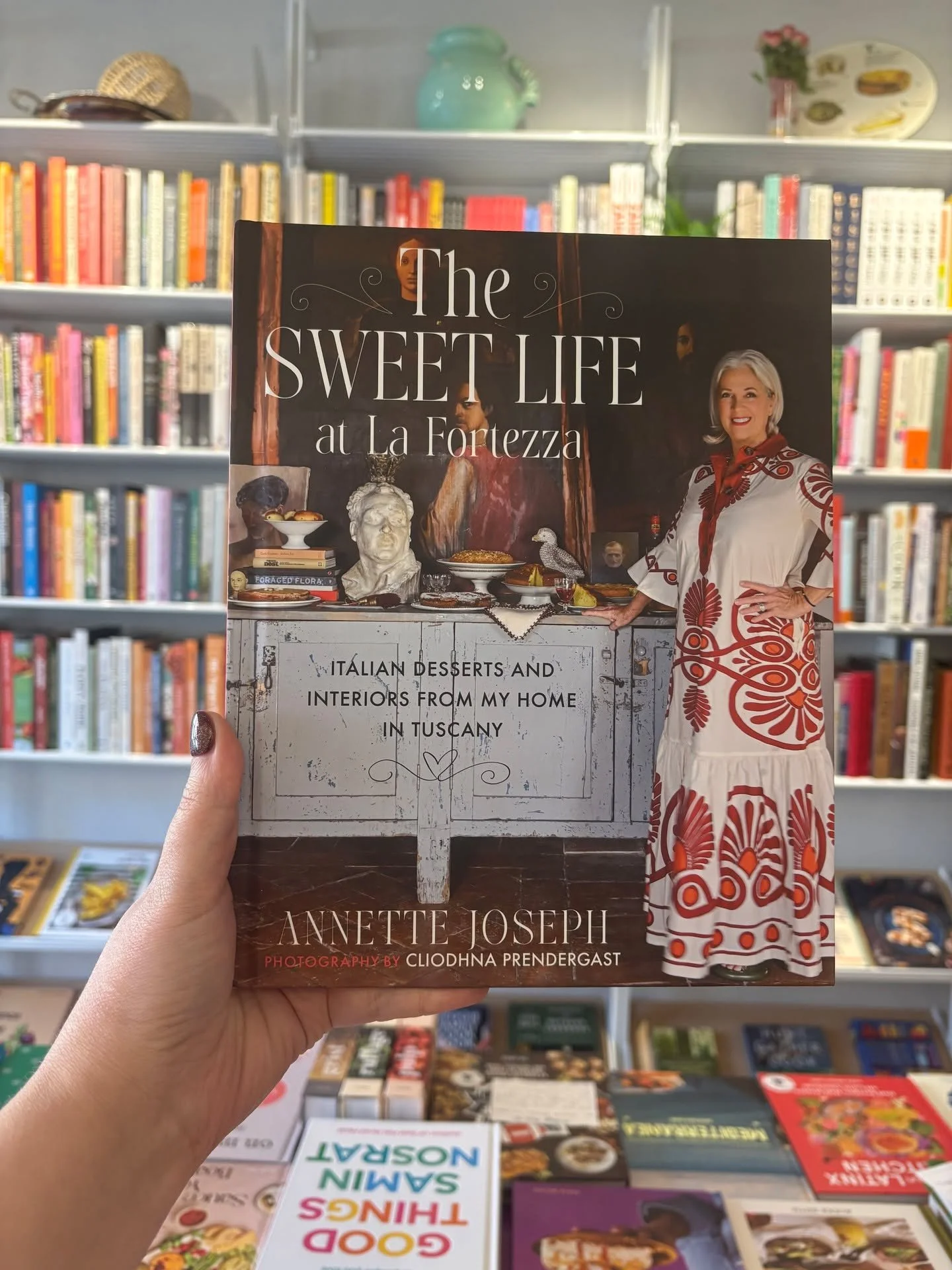 We've got two sweet events with INTERNATIONAL (classy) authors coming up in mid-October, and I know you don't want to miss them.

🏰10/15 - @annettejosephstyle comes from her beautiful home in Tuscany to tell us about her new book of Italian desserts