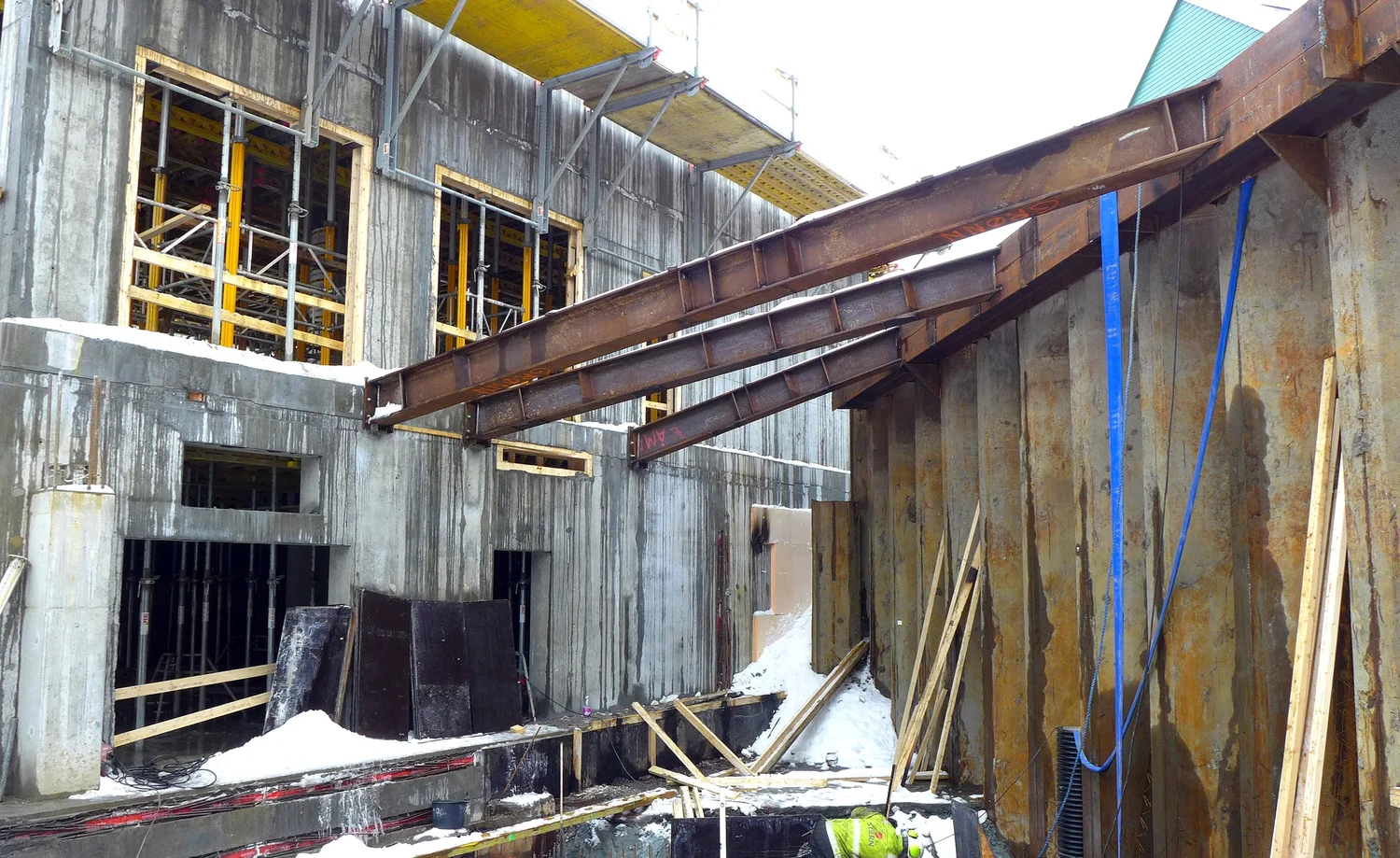 Byggeprosjekt under gjennomføring med stålbjelker og forskaling