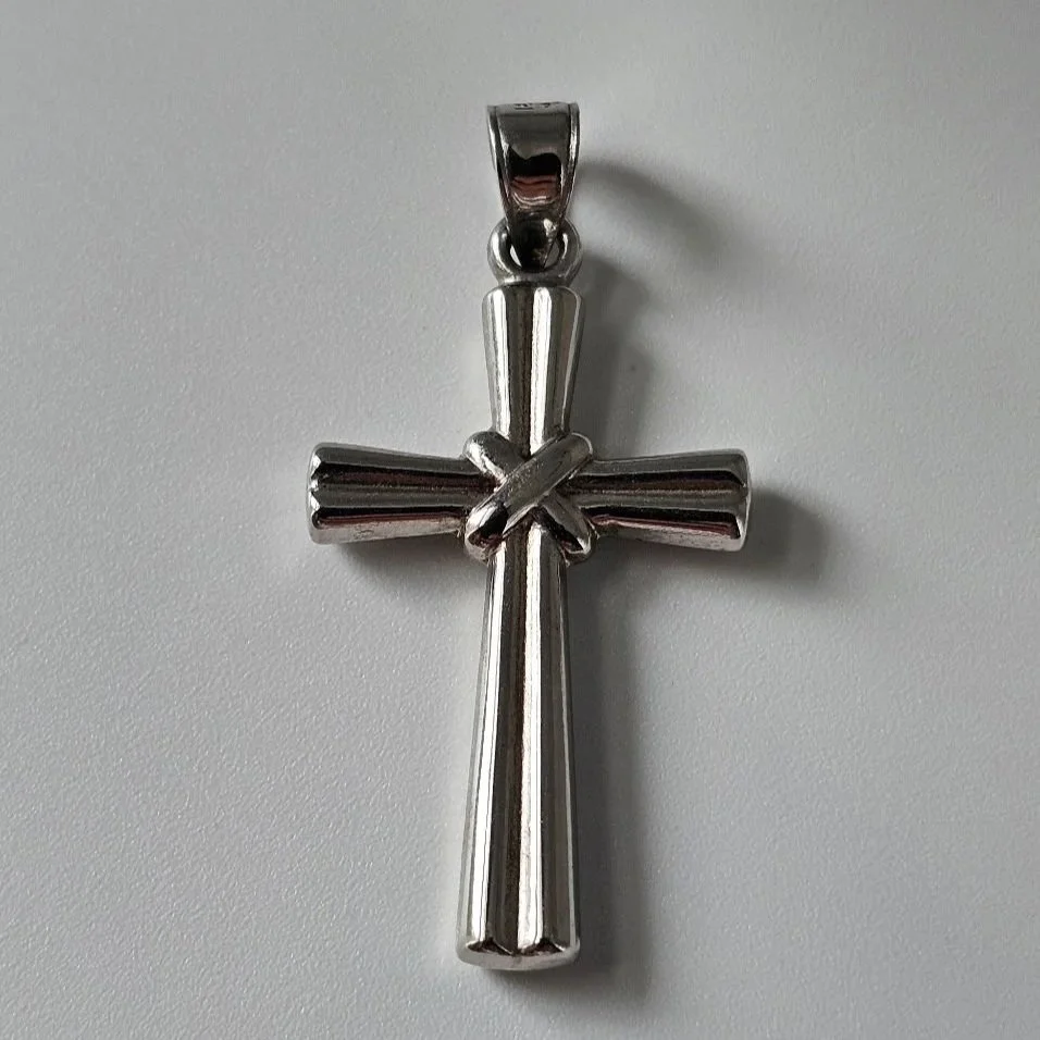 14kt White Gold Ribbed Center X Cross Pendant