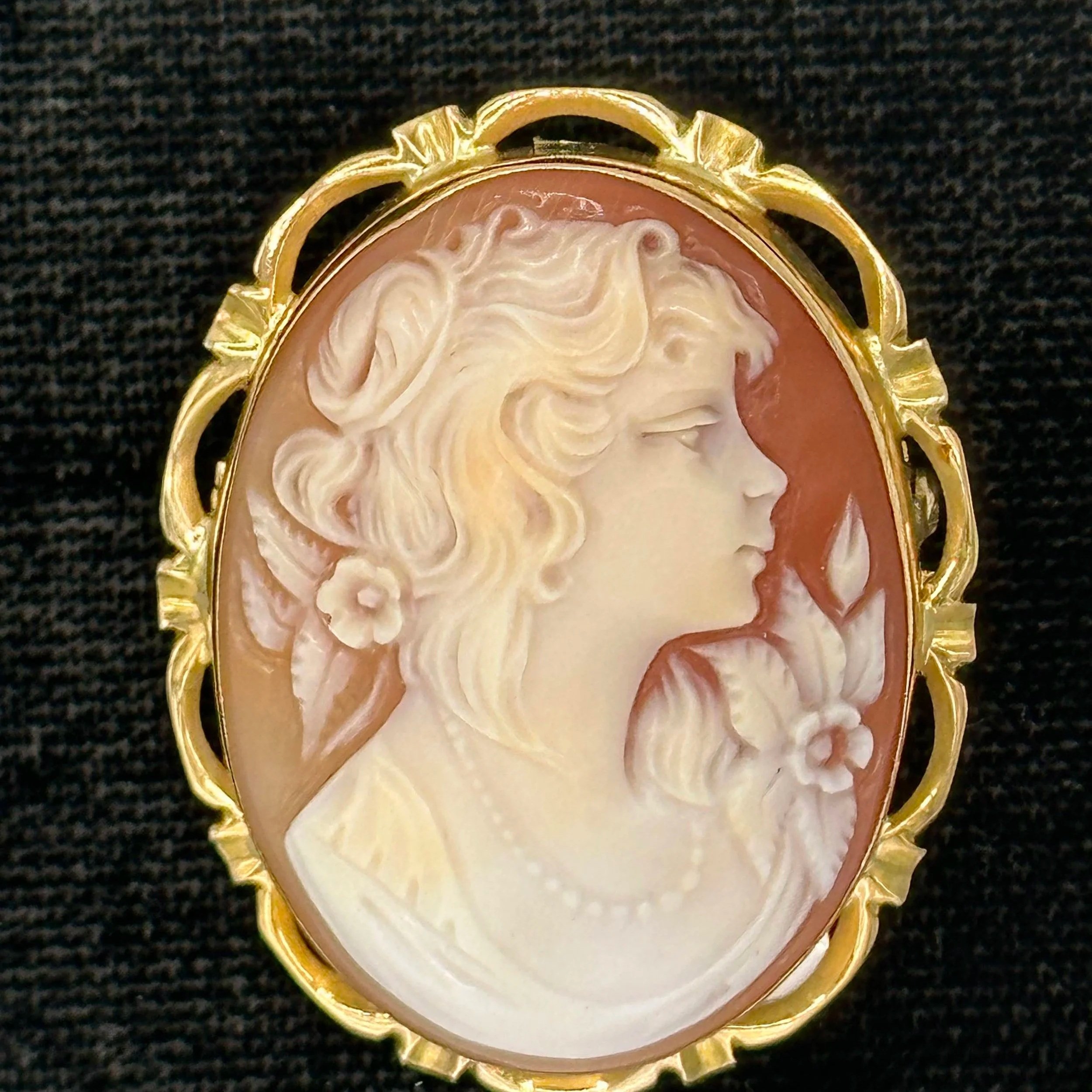 Vintage 18KT Yellow Gold Cameo Pin
