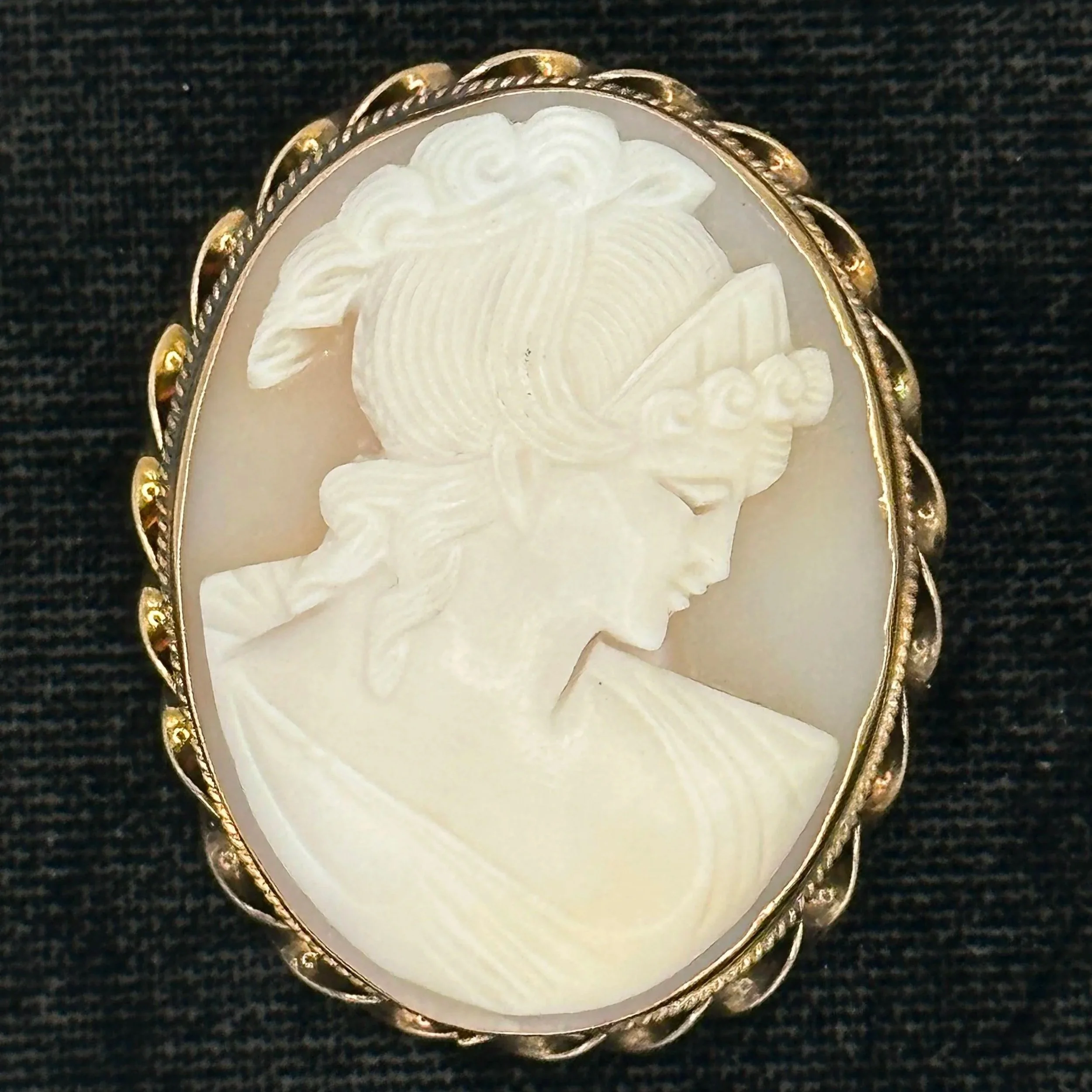 Vintage 14KT Yellow Gold Cameo Pin