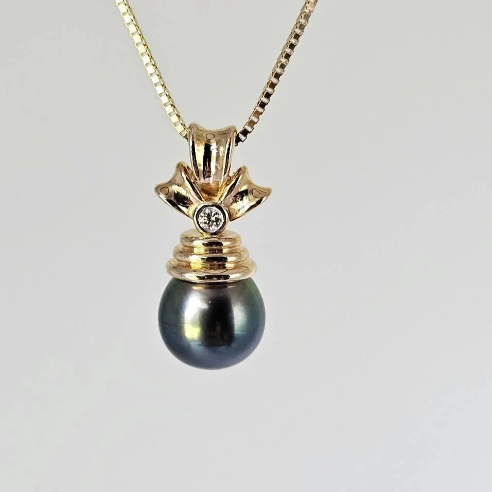 14kt Yellow Gold Black Pearl Pendant