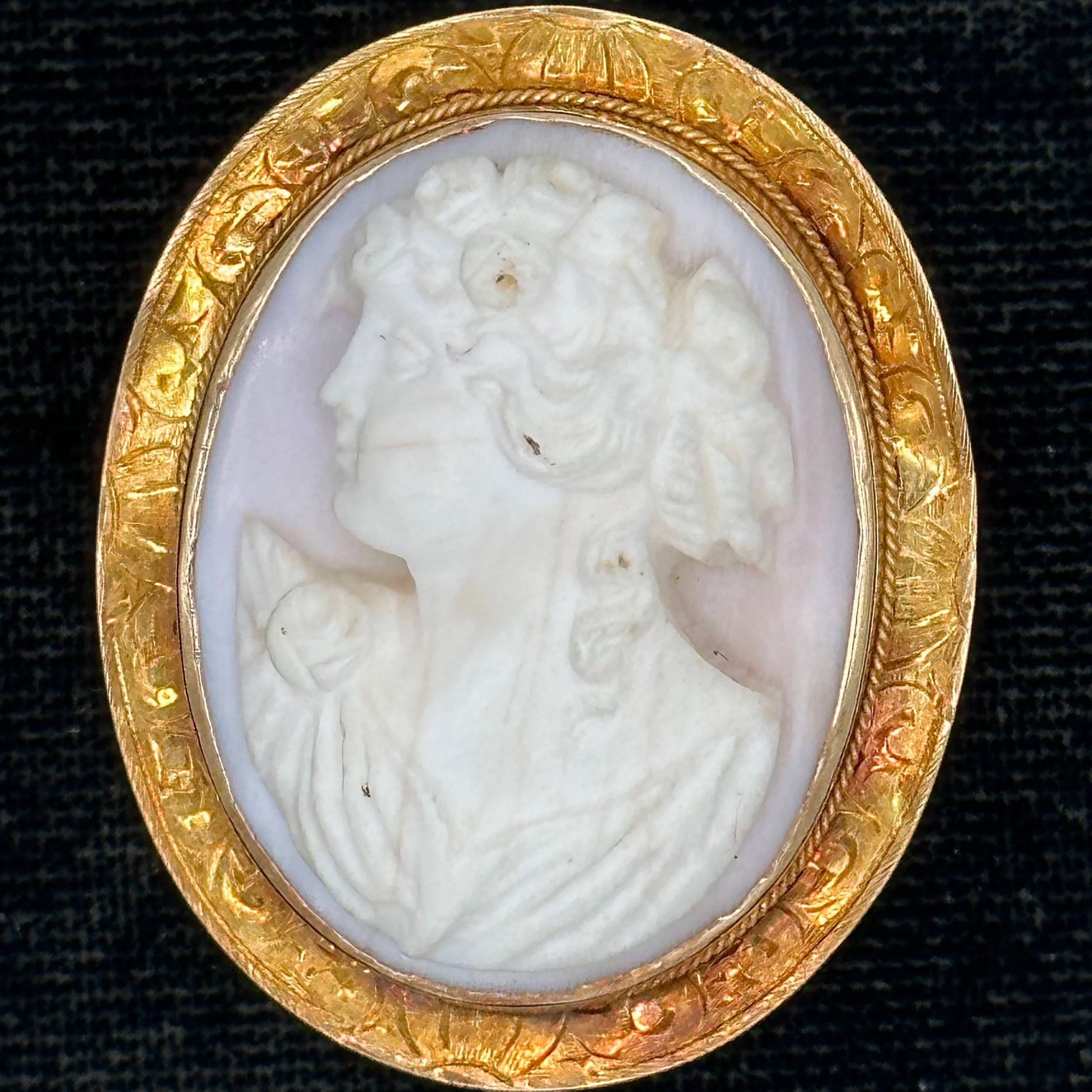 Vintage 14KT Yellow Gold Coral Cameo Pin