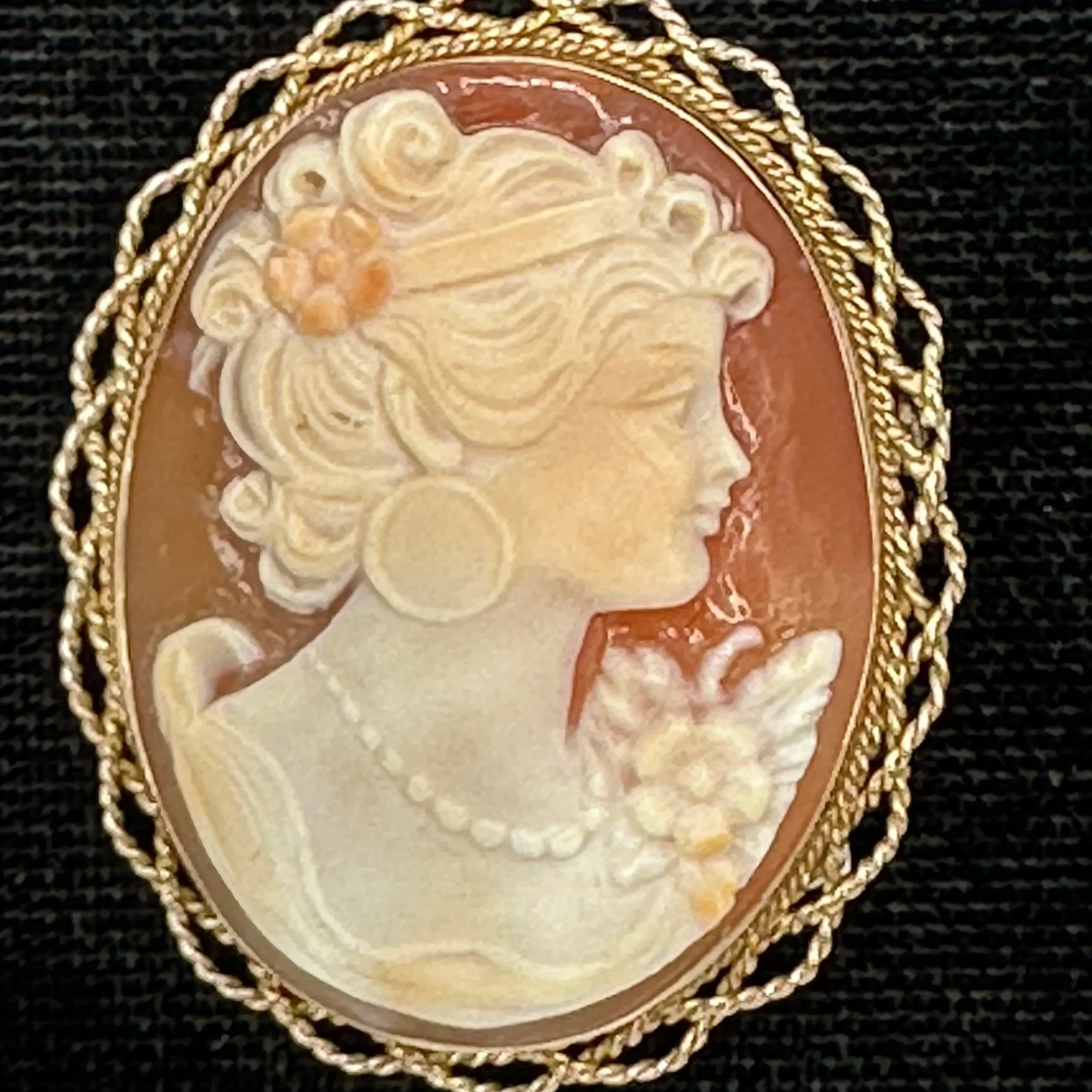 Vintage 14KT Yellow Gold Cameo Pin