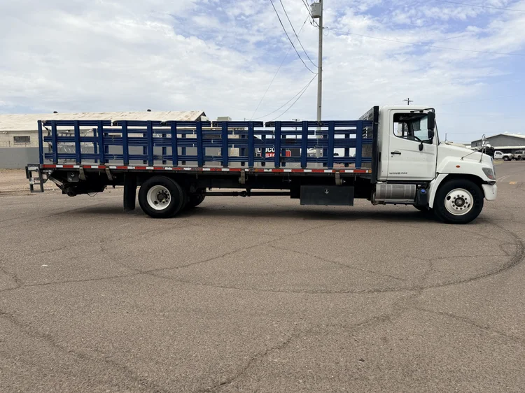 2018 Hino 338 26 ft Flatbed w/ Liftgate, photo 3