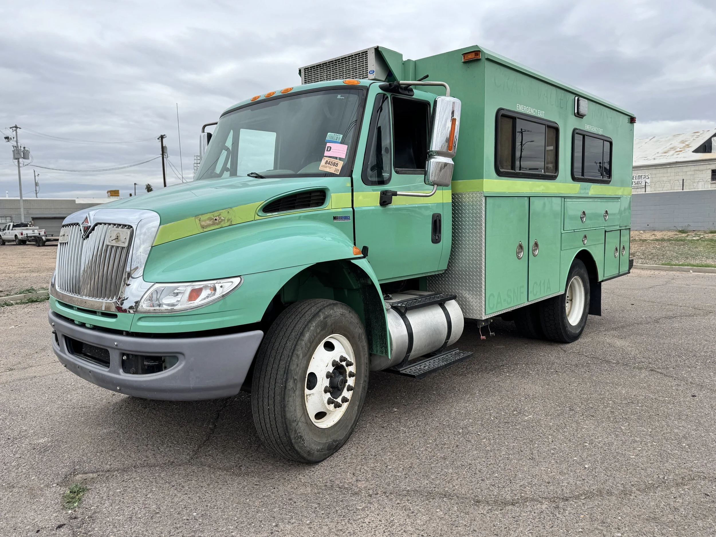 2013 International 10 Seater/ Service truck