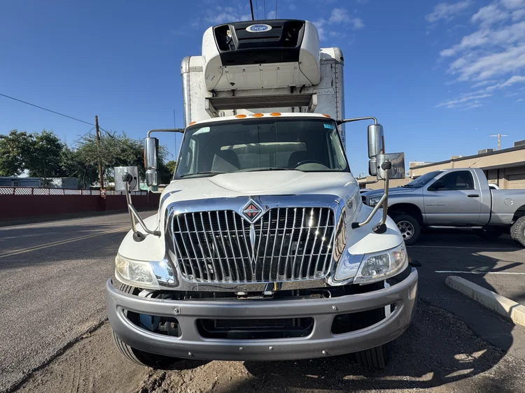 2018 International 4300 20 ft Reefer, photo 2