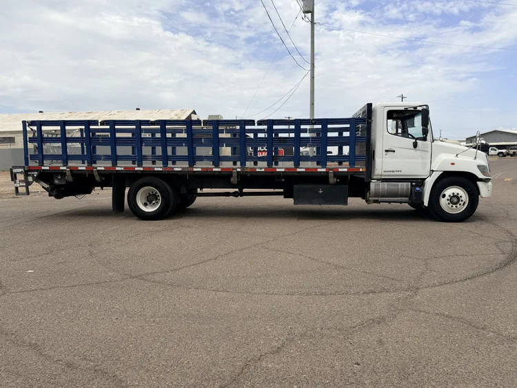 2018 Hino 338 26 ft Flatbed w/ Liftgate, photo 4