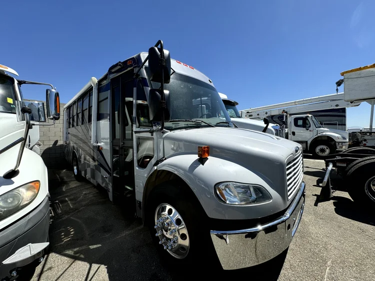 2015 Thomas Weekend Hauler Bus / RV, photo 2
