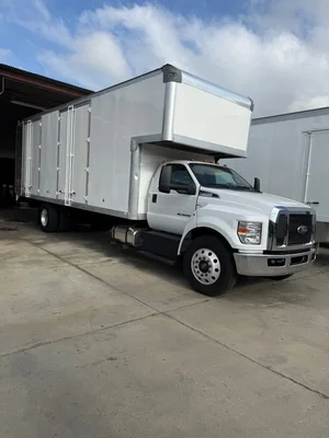 2019 Ford F-750 High Cube de 26 pies