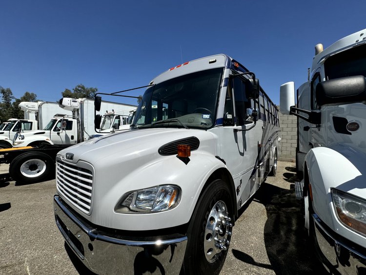 2015 Thomas Weekend Hauler Bus / RV