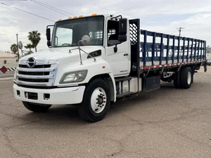 2018 Hino 338 plataforma de 26 pies con rampa