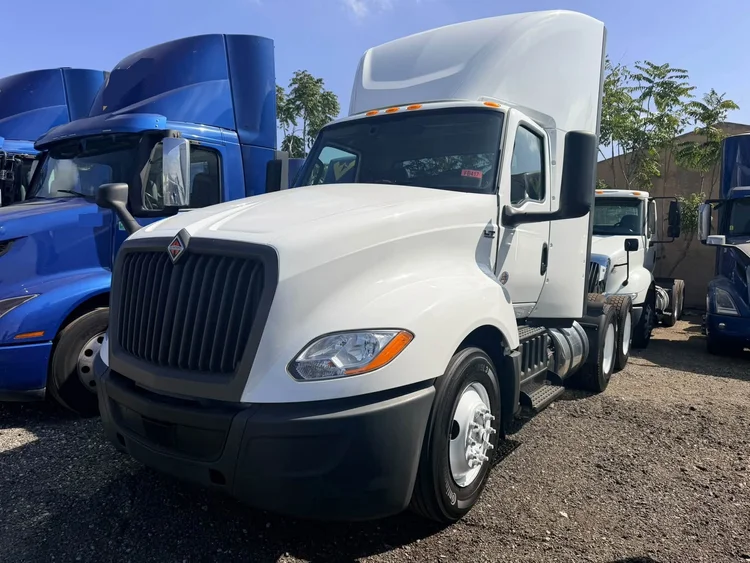 2024 International LT625 Day Cab, photo 3