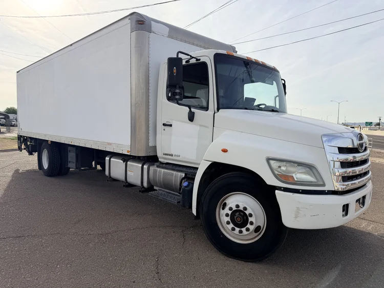 2013 Hino 338 26 ft Box Truck w/ Liftgate, photo 5