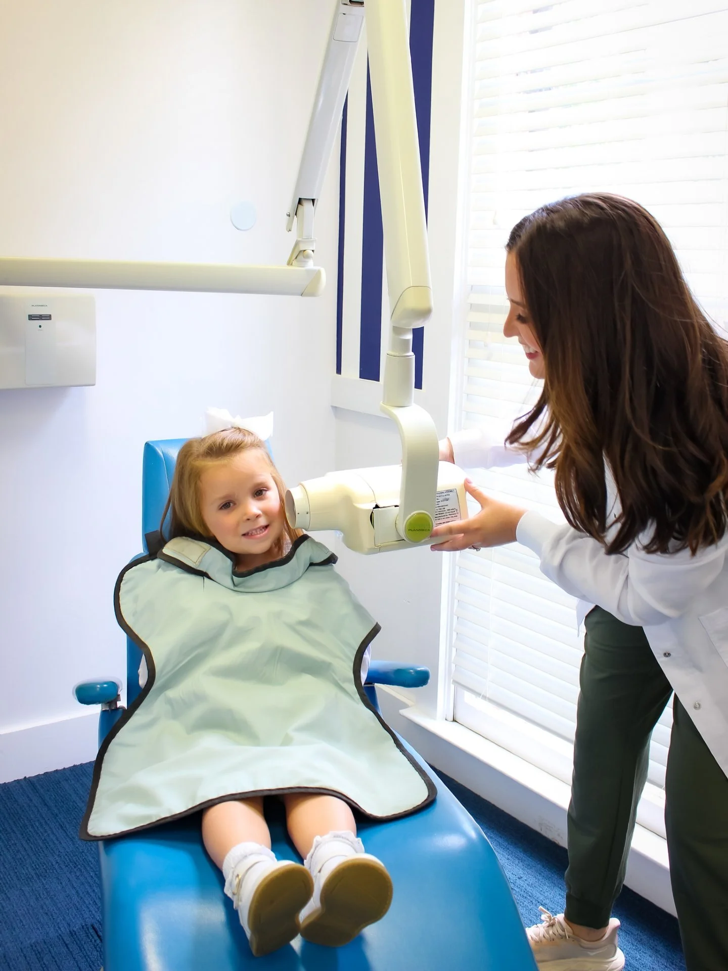 Is your child an X-Ray Pro?🦷✨

Dental X-rays usually start when your child&rsquo;s teeth begin to touch or when we need a closer look between teeth. They help us see what we can&rsquo;t with just our eyes, like cavities hiding between teeth, how adu