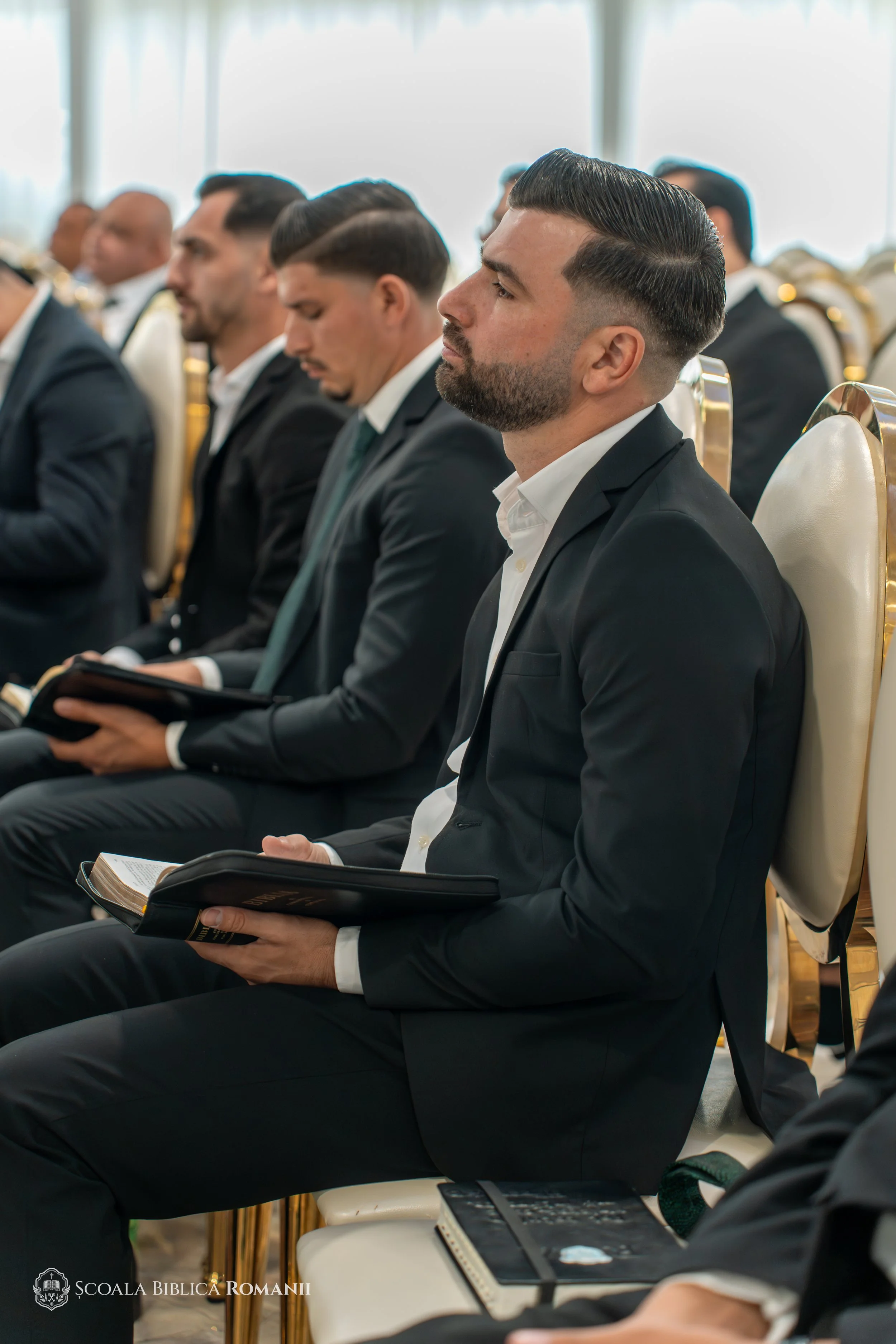 Participanți cu Bibliile deschise la întâlnirea Școlii Biblice Romanii.