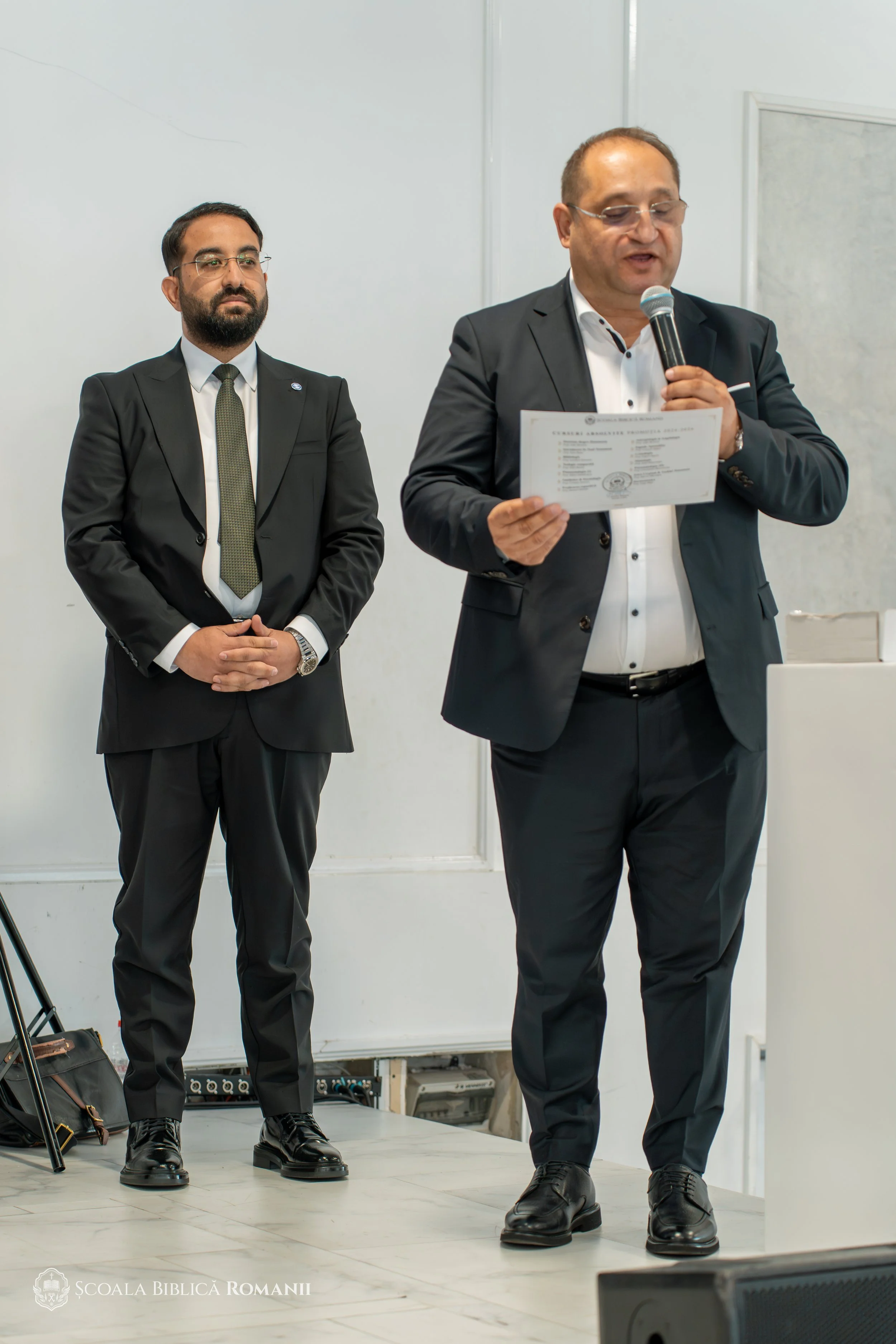 Prezentarea unei diplome la ceremonia de absolvire din Hagen.