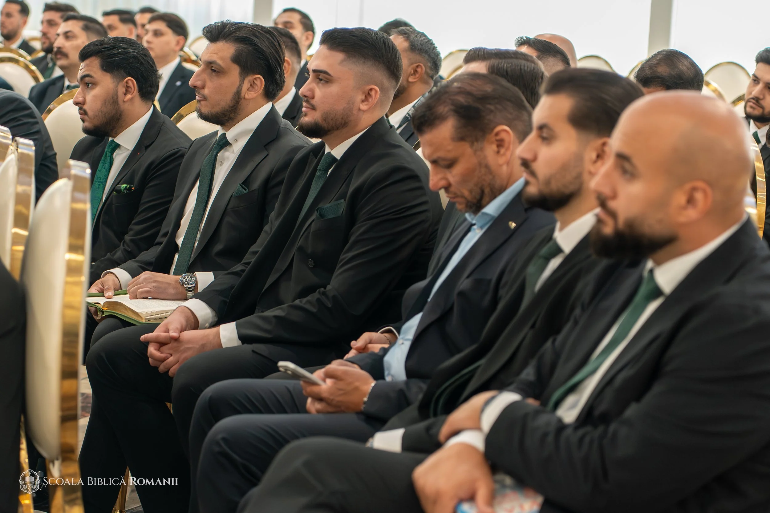 Participanți la ceremonia de absolvire din Hagen, cu Biblia deschisă.